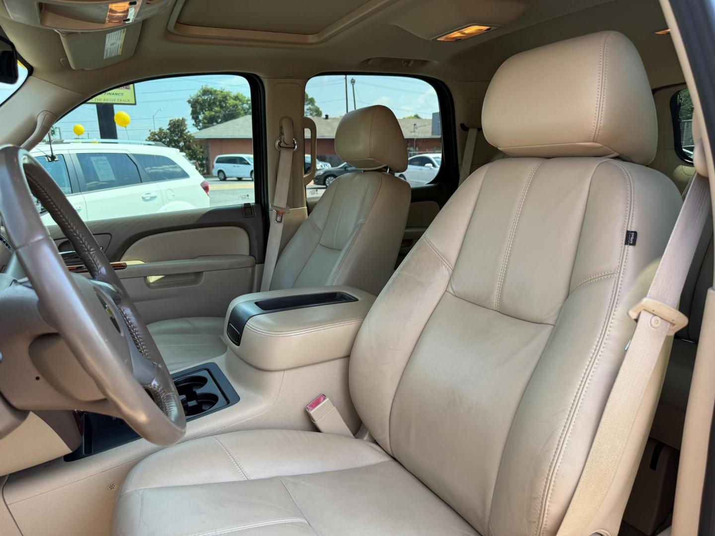2012 Chevrolet Tahoe LT 2WD (1GNSCBE02CR) with an 5.3L V8 OHV 16V FFV engine, 6-Speed Automatic transmission, located at 419 N 18th St., Monroe, LA, 71201, (318) 410-9250, 32.514370, -92.105133 - Photo#2