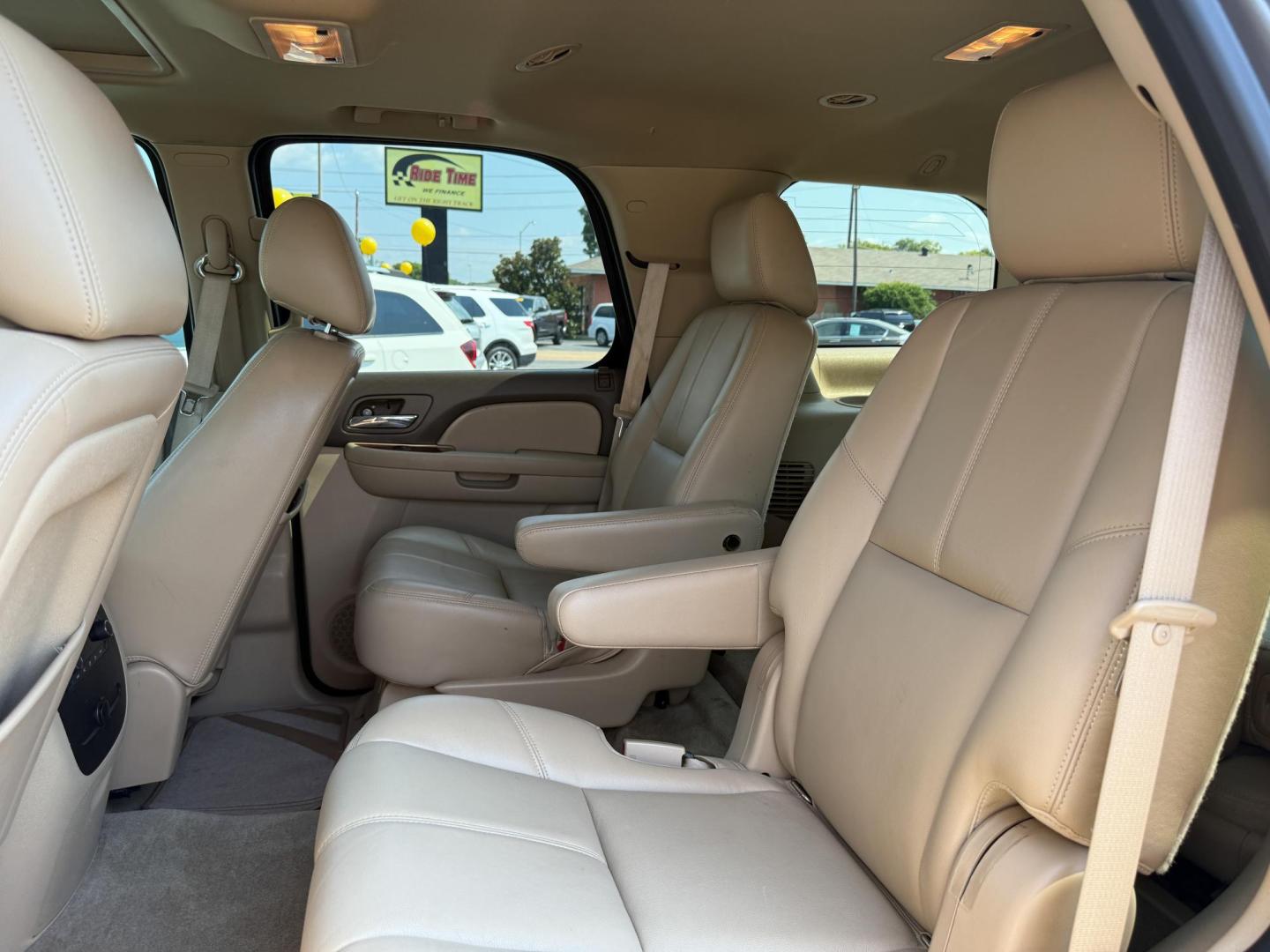 2012 Chevrolet Tahoe LT 2WD (1GNSCBE02CR) with an 5.3L V8 OHV 16V FFV engine, 6-Speed Automatic transmission, located at 419 N 18th St., Monroe, LA, 71201, (318) 410-9250, 32.514370, -92.105133 - Photo#4