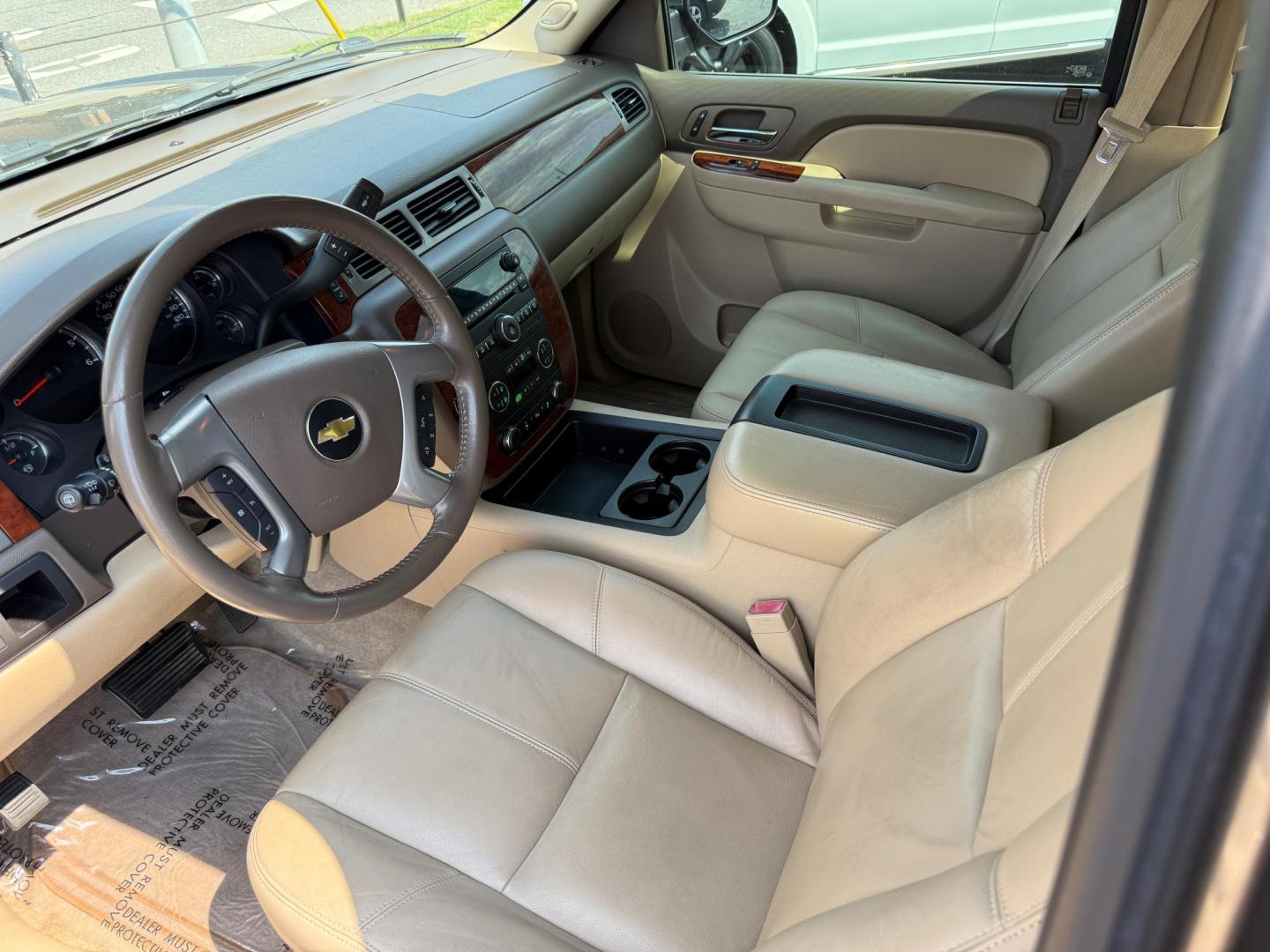 2012 Chevrolet Tahoe LT 2WD (1GNSCBE02CR) with an 5.3L V8 OHV 16V FFV engine, 6-Speed Automatic transmission, located at 419 N 18th St., Monroe, LA, 71201, (318) 410-9250, 32.514370, -92.105133 - Photo#3