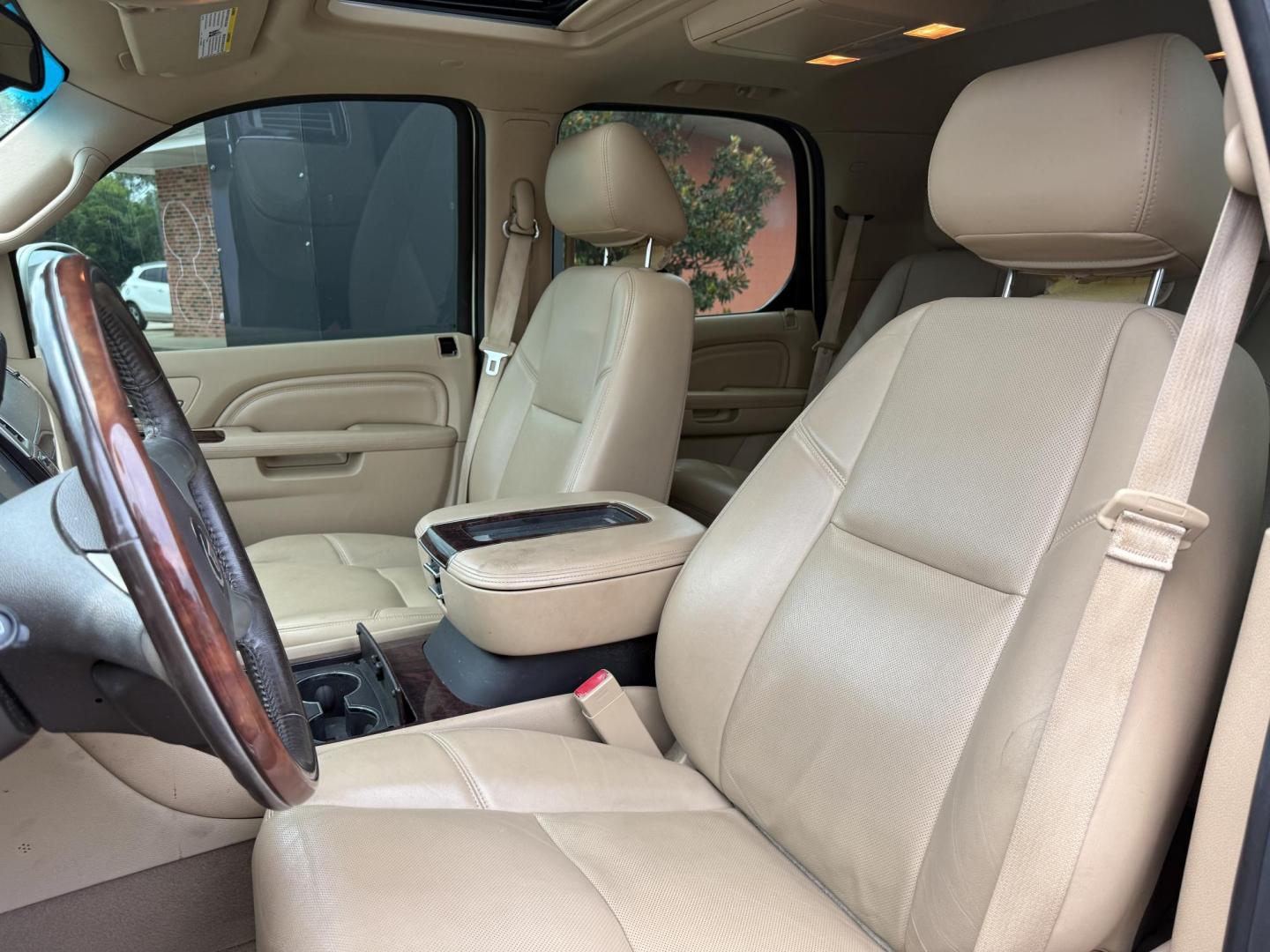 2013 Cadillac Escalade 2WD Premium (1GYS3CEF2DR) with an 6.2L V8 OHV 16V FFV engine, 6-Speed Automatic transmission, located at 419 N 18th St., Monroe, LA, 71201, (318) 410-9250, 32.514370, -92.105133 - Photo#2