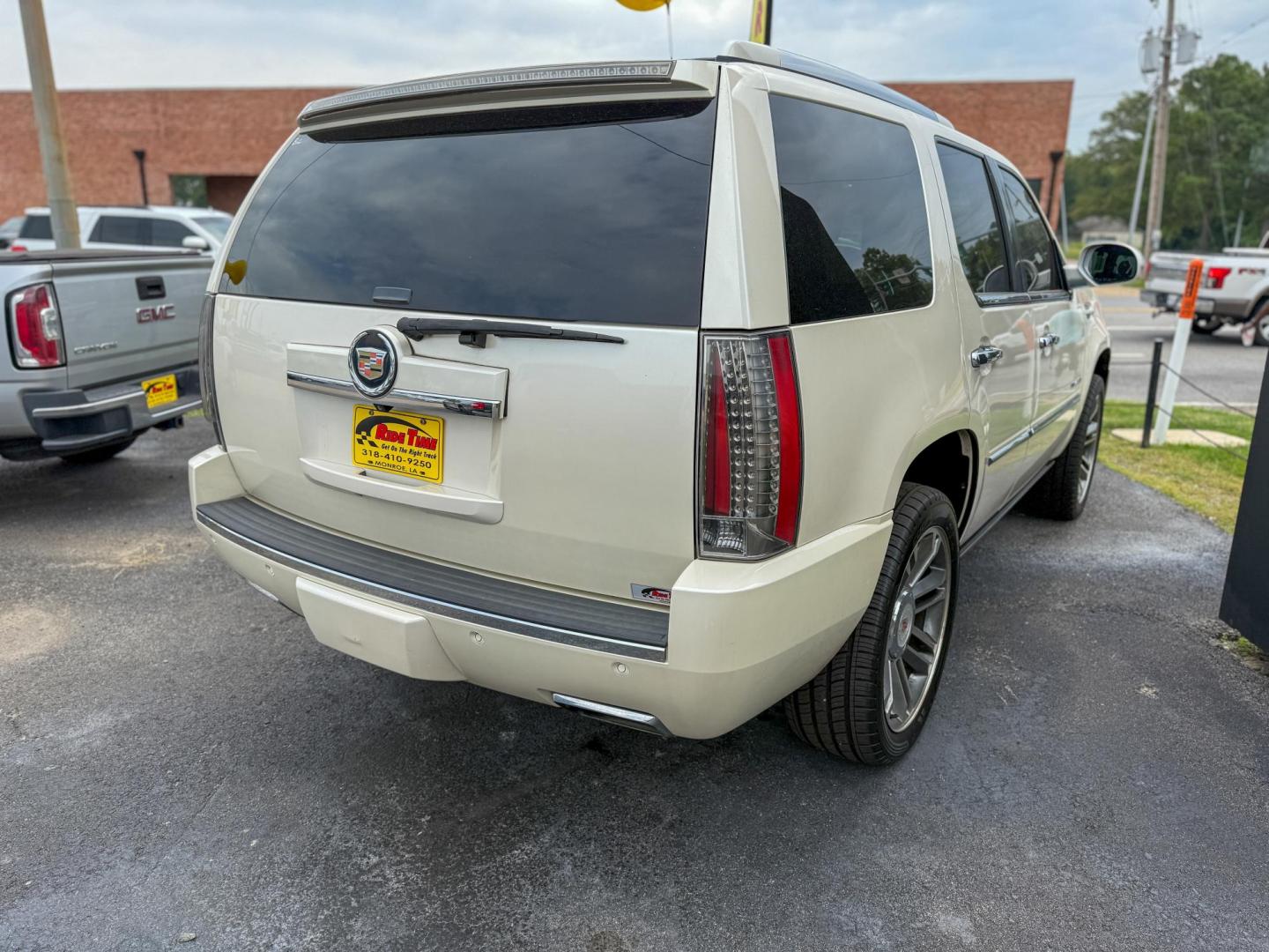 2013 Cadillac Escalade 2WD Premium (1GYS3CEF2DR) with an 6.2L V8 OHV 16V FFV engine, 6-Speed Automatic transmission, located at 419 N 18th St., Monroe, LA, 71201, (318) 410-9250, 32.514370, -92.105133 - Photo#1