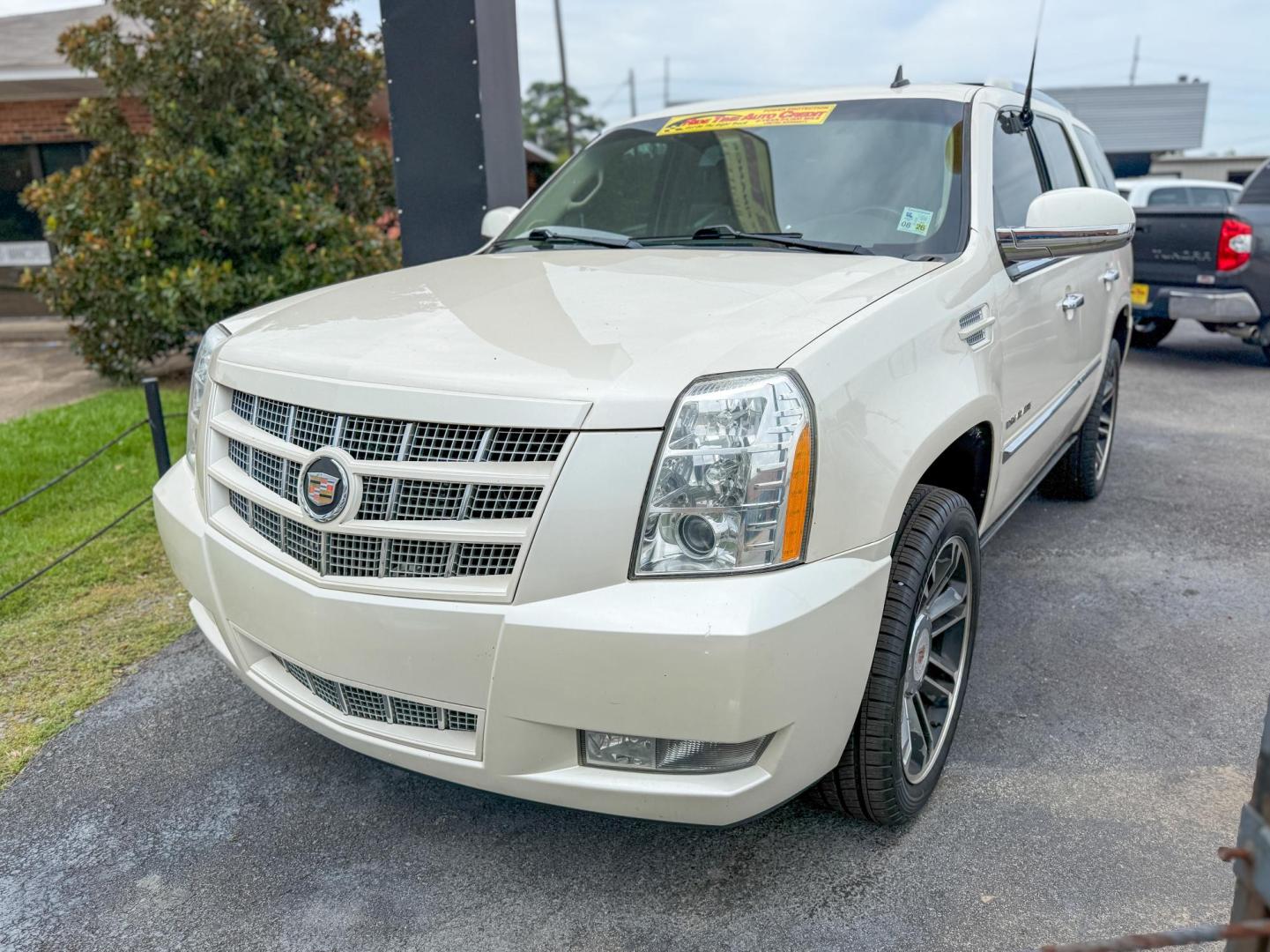 2013 Cadillac Escalade 2WD Premium (1GYS3CEF2DR) with an 6.2L V8 OHV 16V FFV engine, 6-Speed Automatic transmission, located at 419 N 18th St., Monroe, LA, 71201, (318) 410-9250, 32.514370, -92.105133 - Photo#0
