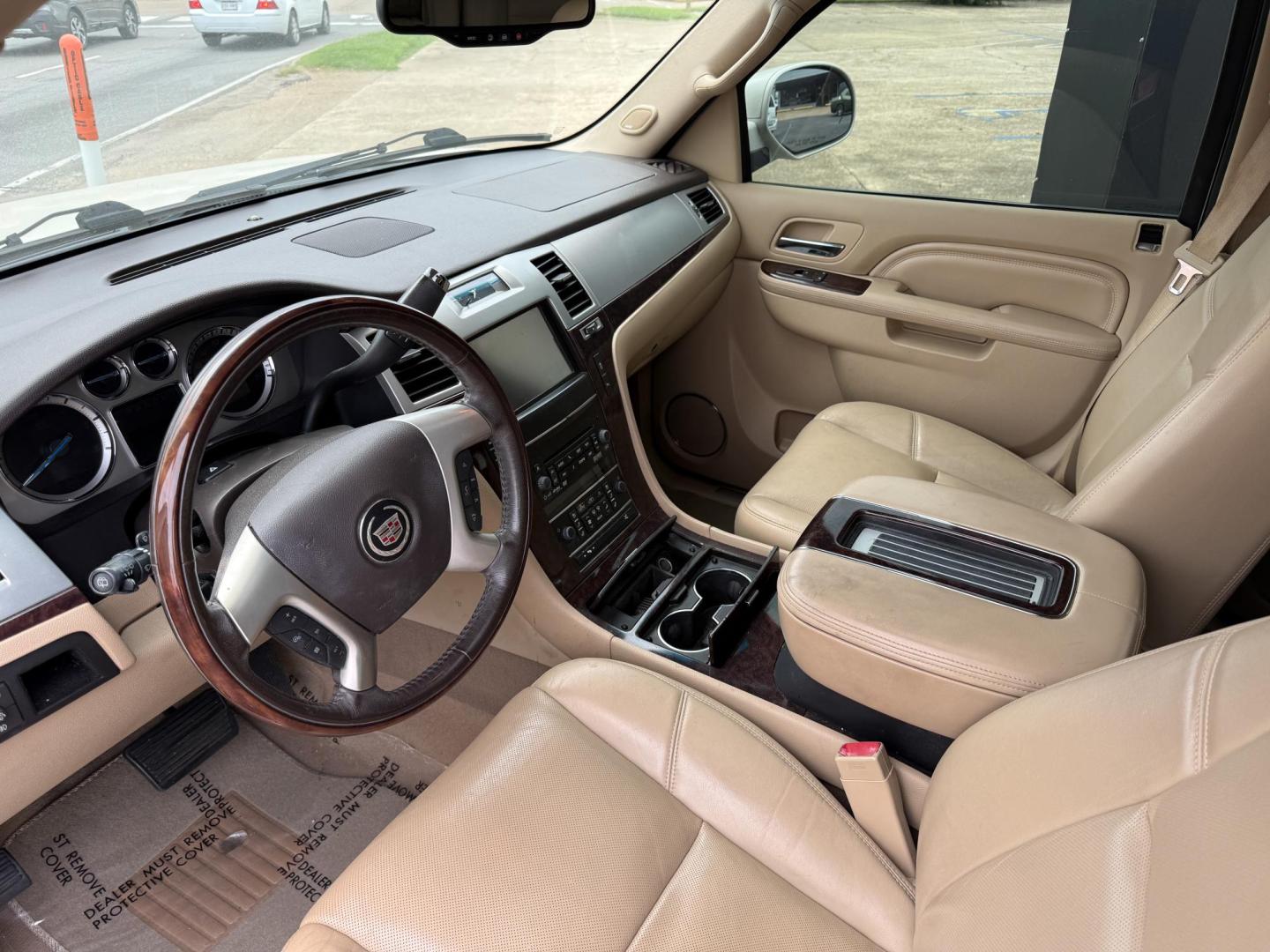 2013 Cadillac Escalade 2WD Premium (1GYS3CEF2DR) with an 6.2L V8 OHV 16V FFV engine, 6-Speed Automatic transmission, located at 419 N 18th St., Monroe, LA, 71201, (318) 410-9250, 32.514370, -92.105133 - Photo#3