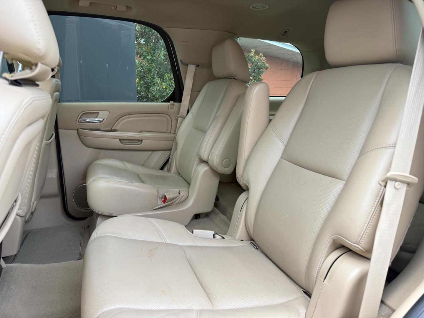 2013 Cadillac Escalade 2WD Premium (1GYS3CEF2DR) with an 6.2L V8 OHV 16V FFV engine, 6-Speed Automatic transmission, located at 419 N 18th St., Monroe, LA, 71201, (318) 410-9250, 32.514370, -92.105133 - Photo#4