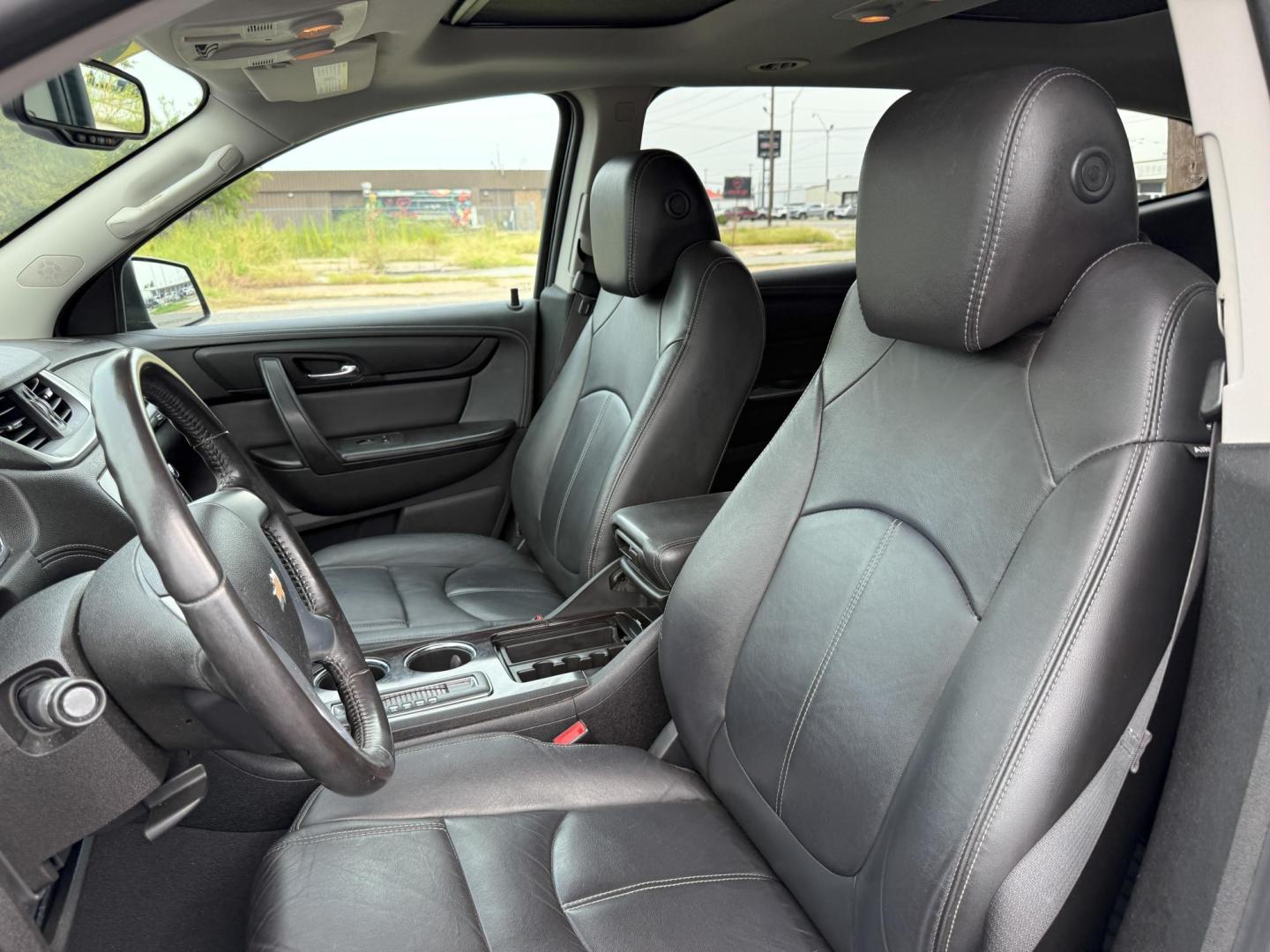 2017 Chevrolet Traverse 2LT FWD (1GNKRHKDXHJ) with an 3.6L V6 DOHC 24V engine, 6A transmission, located at 419 N 18th St., Monroe, LA, 71201, (318) 410-9250, 32.514370, -92.105133 - Photo#2