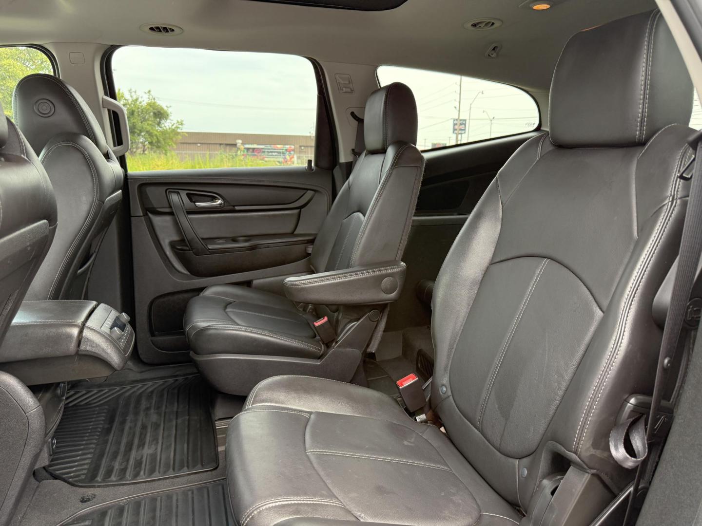 2017 Chevrolet Traverse 2LT FWD (1GNKRHKDXHJ) with an 3.6L V6 DOHC 24V engine, 6A transmission, located at 419 N 18th St., Monroe, LA, 71201, (318) 410-9250, 32.514370, -92.105133 - Photo#4