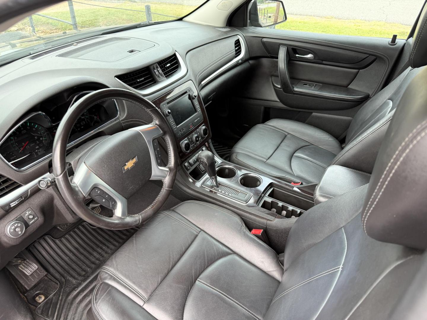 2017 Chevrolet Traverse 2LT FWD (1GNKRHKDXHJ) with an 3.6L V6 DOHC 24V engine, 6A transmission, located at 419 N 18th St., Monroe, LA, 71201, (318) 410-9250, 32.514370, -92.105133 - Photo#3