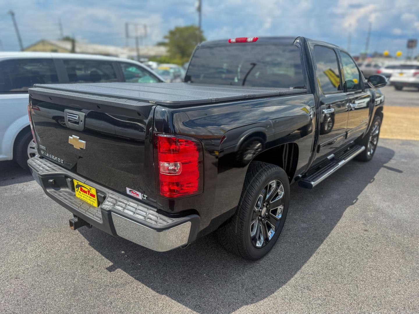 2011 Chevrolet Silverado 1500 LT Crew Cab 2WD (3GCPCSE06BG) with an 5.3L V8 OHV 16V FFV engine, 4-Speed Automatic transmission, located at 419 N 18th St., Monroe, LA, 71201, (318) 410-9250, 32.514370, -92.105133 - Photo#1