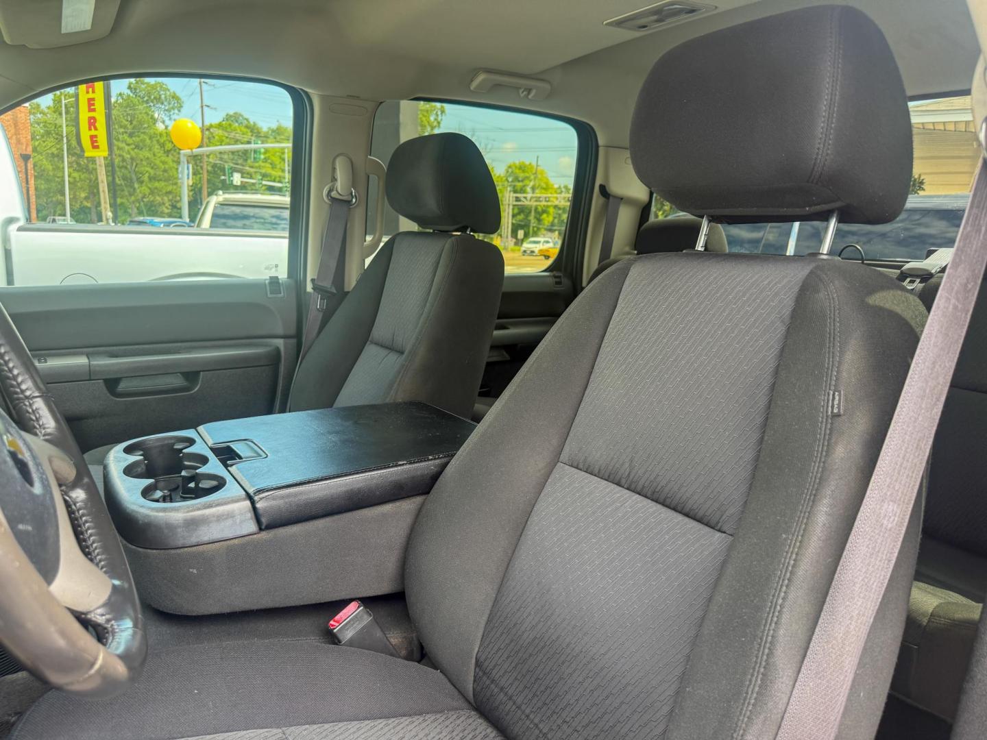 2011 Chevrolet Silverado 1500 LT Crew Cab 2WD (3GCPCSE06BG) with an 5.3L V8 OHV 16V FFV engine, 4-Speed Automatic transmission, located at 419 N 18th St., Monroe, LA, 71201, (318) 410-9250, 32.514370, -92.105133 - Photo#2