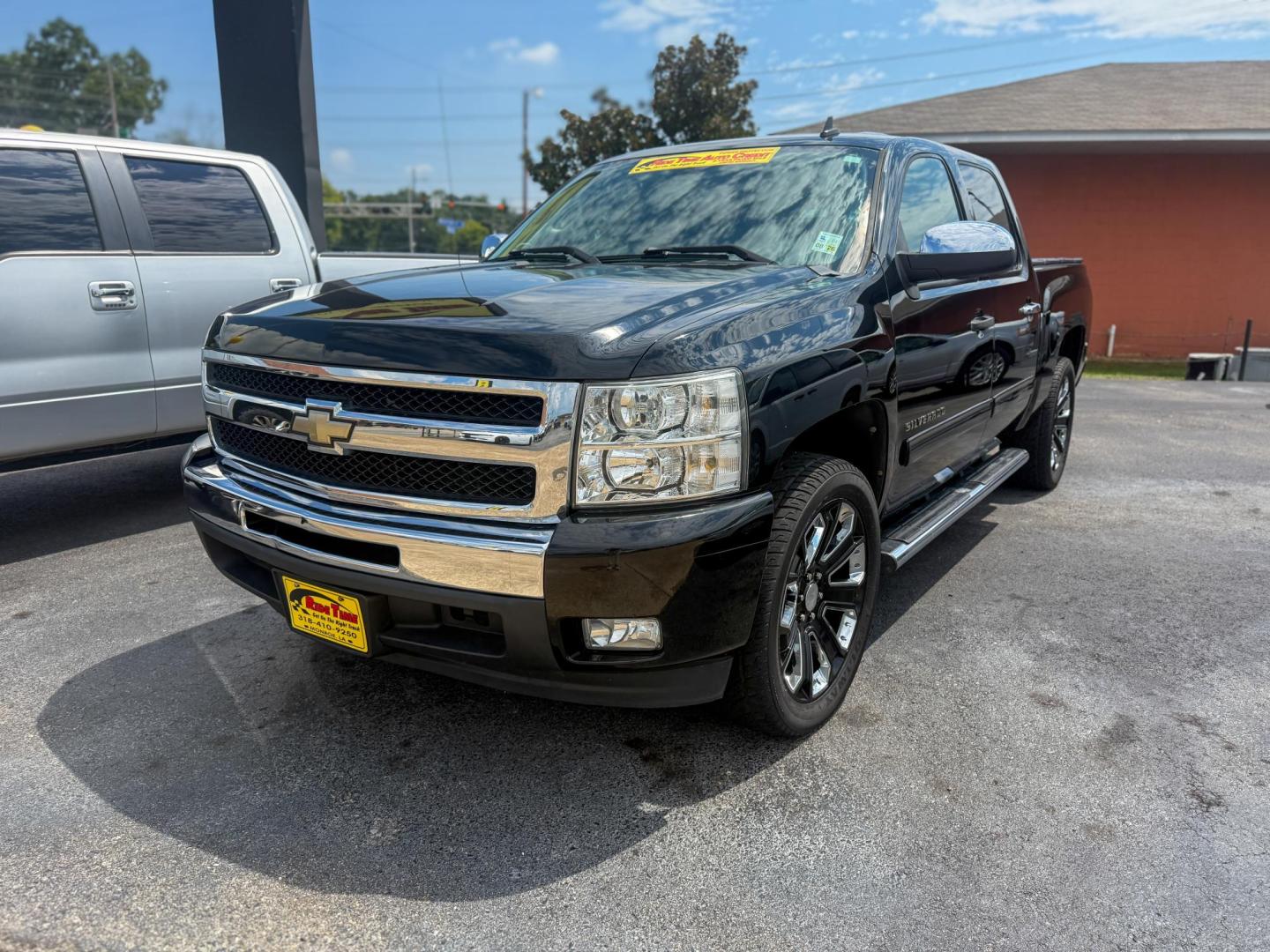 2011 Chevrolet Silverado 1500 LT Crew Cab 2WD (3GCPCSE06BG) with an 5.3L V8 OHV 16V FFV engine, 4-Speed Automatic transmission, located at 419 N 18th St., Monroe, LA, 71201, (318) 410-9250, 32.514370, -92.105133 - Photo#0