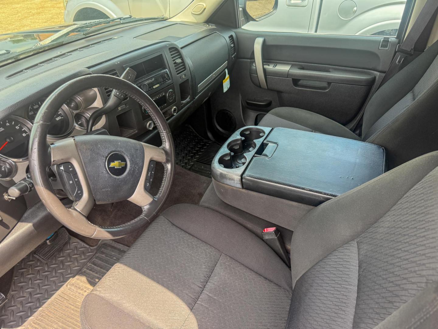 2011 Chevrolet Silverado 1500 LT Crew Cab 2WD (3GCPCSE06BG) with an 5.3L V8 OHV 16V FFV engine, 4-Speed Automatic transmission, located at 419 N 18th St., Monroe, LA, 71201, (318) 410-9250, 32.514370, -92.105133 - Photo#3