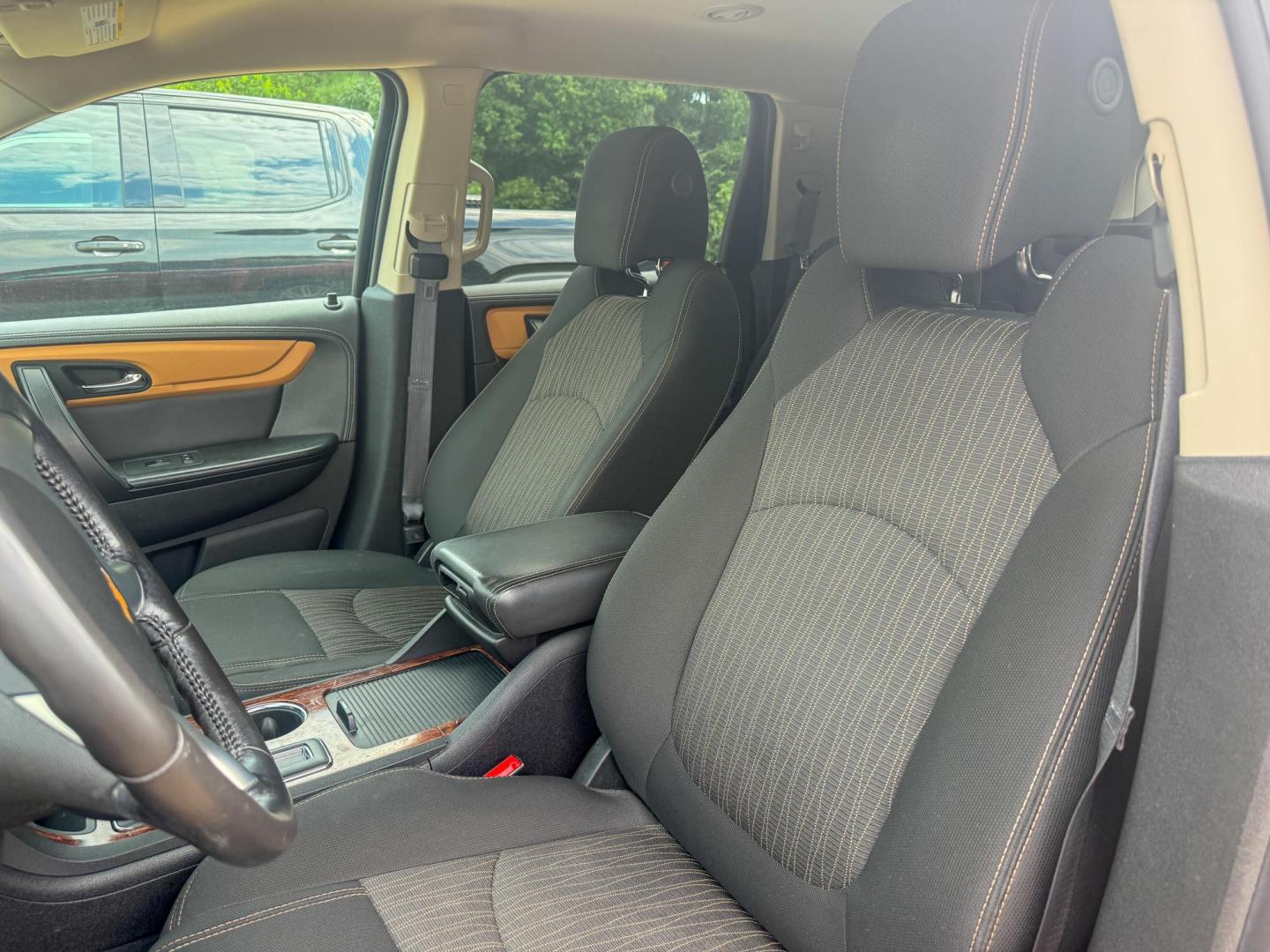 2014 Chevrolet Traverse 1LT FWD (1GNKRGKD6EJ) with an 3.6L V6 DOHC 24V engine, 6-Speed Automatic transmission, located at 419 N 18th St., Monroe, LA, 71201, (318) 410-9250, 32.514370, -92.105133 - Photo#2