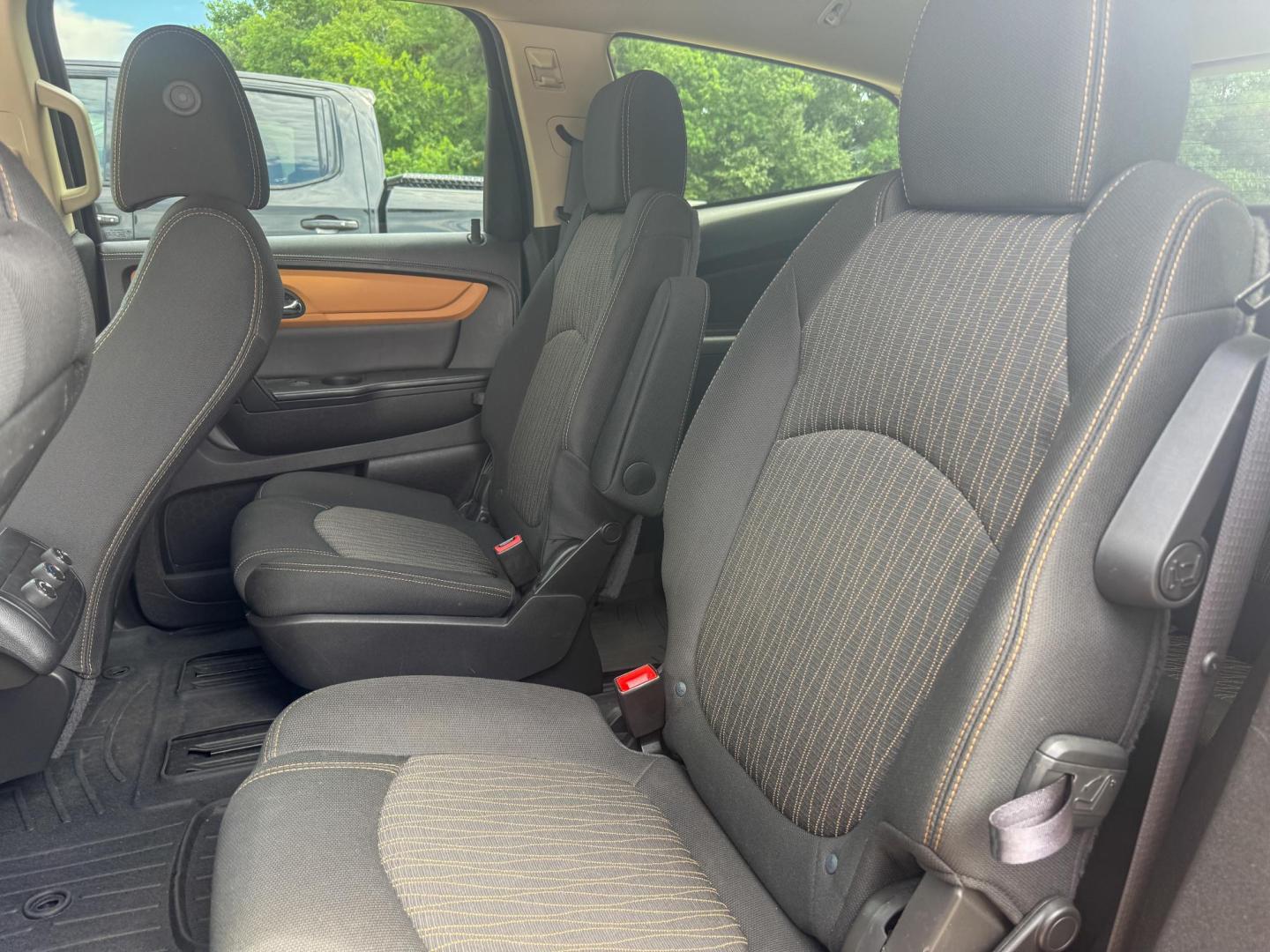 2014 Chevrolet Traverse 1LT FWD (1GNKRGKD6EJ) with an 3.6L V6 DOHC 24V engine, 6-Speed Automatic transmission, located at 419 N 18th St., Monroe, LA, 71201, (318) 410-9250, 32.514370, -92.105133 - Photo#4