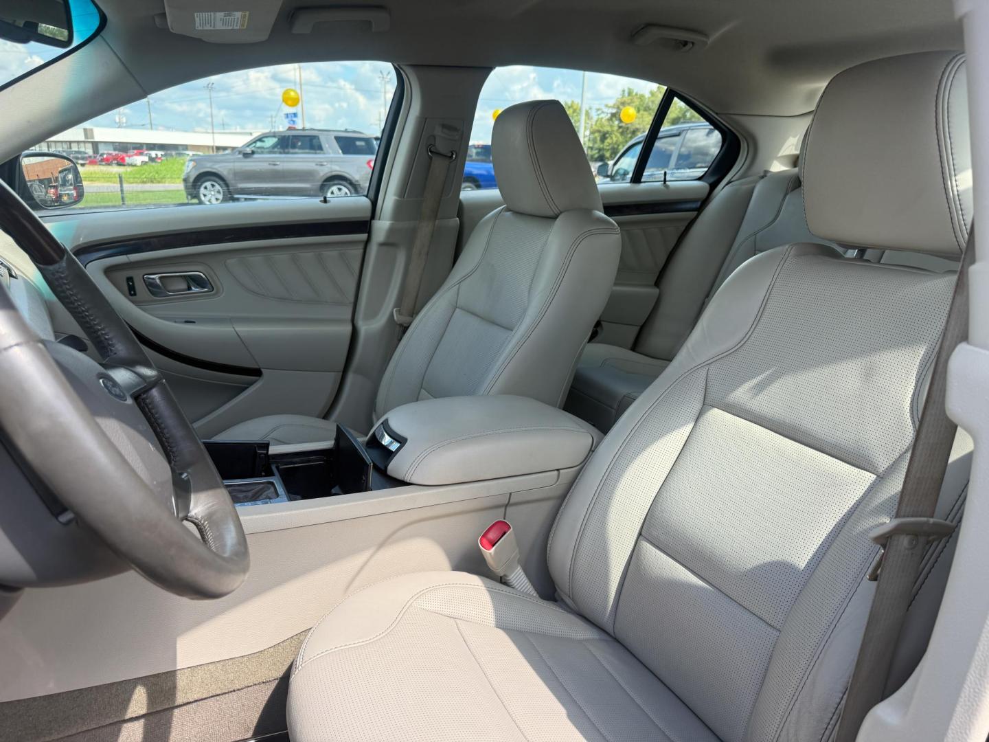 2010 Ford Taurus Limited FWD (1FAHP2FW7AG) with an 3.5L V6 DOHC 24V engine, 6-Speed Automatic transmission, located at 419 N 18th St., Monroe, LA, 71201, (318) 410-9250, 32.514370, -92.105133 - Photo#2