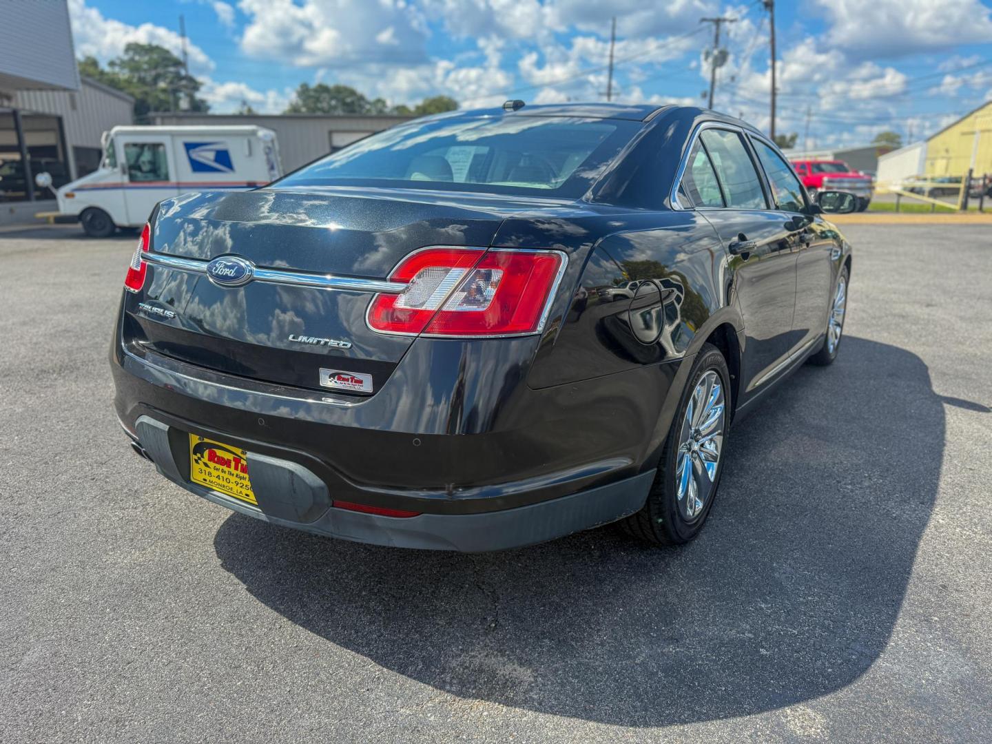 2010 Ford Taurus Limited FWD (1FAHP2FW7AG) with an 3.5L V6 DOHC 24V engine, 6-Speed Automatic transmission, located at 419 N 18th St., Monroe, LA, 71201, (318) 410-9250, 32.514370, -92.105133 - Photo#1