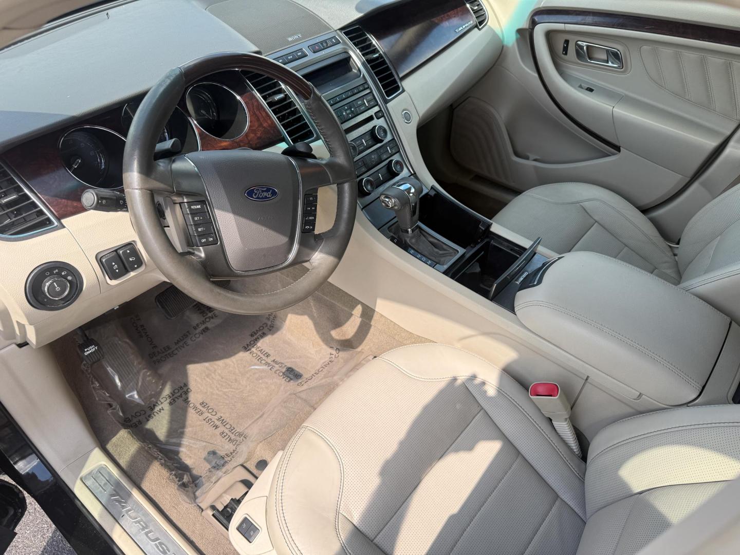 2010 Ford Taurus Limited FWD (1FAHP2FW7AG) with an 3.5L V6 DOHC 24V engine, 6-Speed Automatic transmission, located at 419 N 18th St., Monroe, LA, 71201, (318) 410-9250, 32.514370, -92.105133 - Photo#3