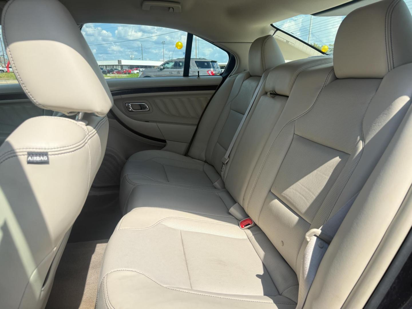 2010 Ford Taurus Limited FWD (1FAHP2FW7AG) with an 3.5L V6 DOHC 24V engine, 6-Speed Automatic transmission, located at 419 N 18th St., Monroe, LA, 71201, (318) 410-9250, 32.514370, -92.105133 - Photo#4