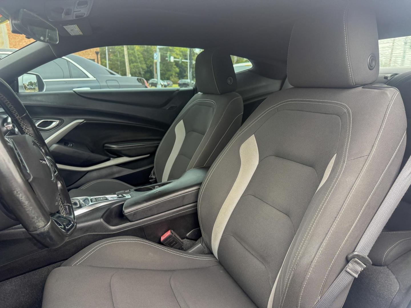 2018 Chevrolet Camaro 1LT Coupe (1G1FB1RX5J0) with an 2.0L L4 DOHC 16V TURBO engine, 6A transmission, located at 419 N 18th St., Monroe, LA, 71201, (318) 410-9250, 32.514370, -92.105133 - Photo#2