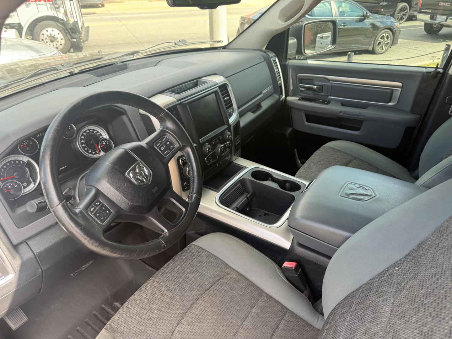 2016 RAM 1500 SLT Crew Cab SWB 4WD (1C6RR7LT2GS) with an 5.7L V8 OHV 16V engine, 6A transmission, located at 419 N 18th St., Monroe, LA, 71201, (318) 410-9250, 32.514370, -92.105133 - Photo#3