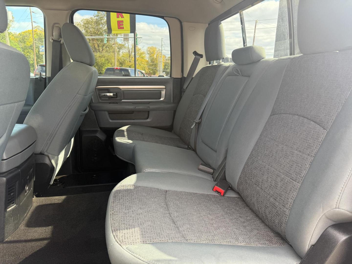 2016 RAM 1500 SLT Crew Cab SWB 4WD (1C6RR7LT2GS) with an 5.7L V8 OHV 16V engine, 6A transmission, located at 419 N 18th St., Monroe, LA, 71201, (318) 410-9250, 32.514370, -92.105133 - Photo#4