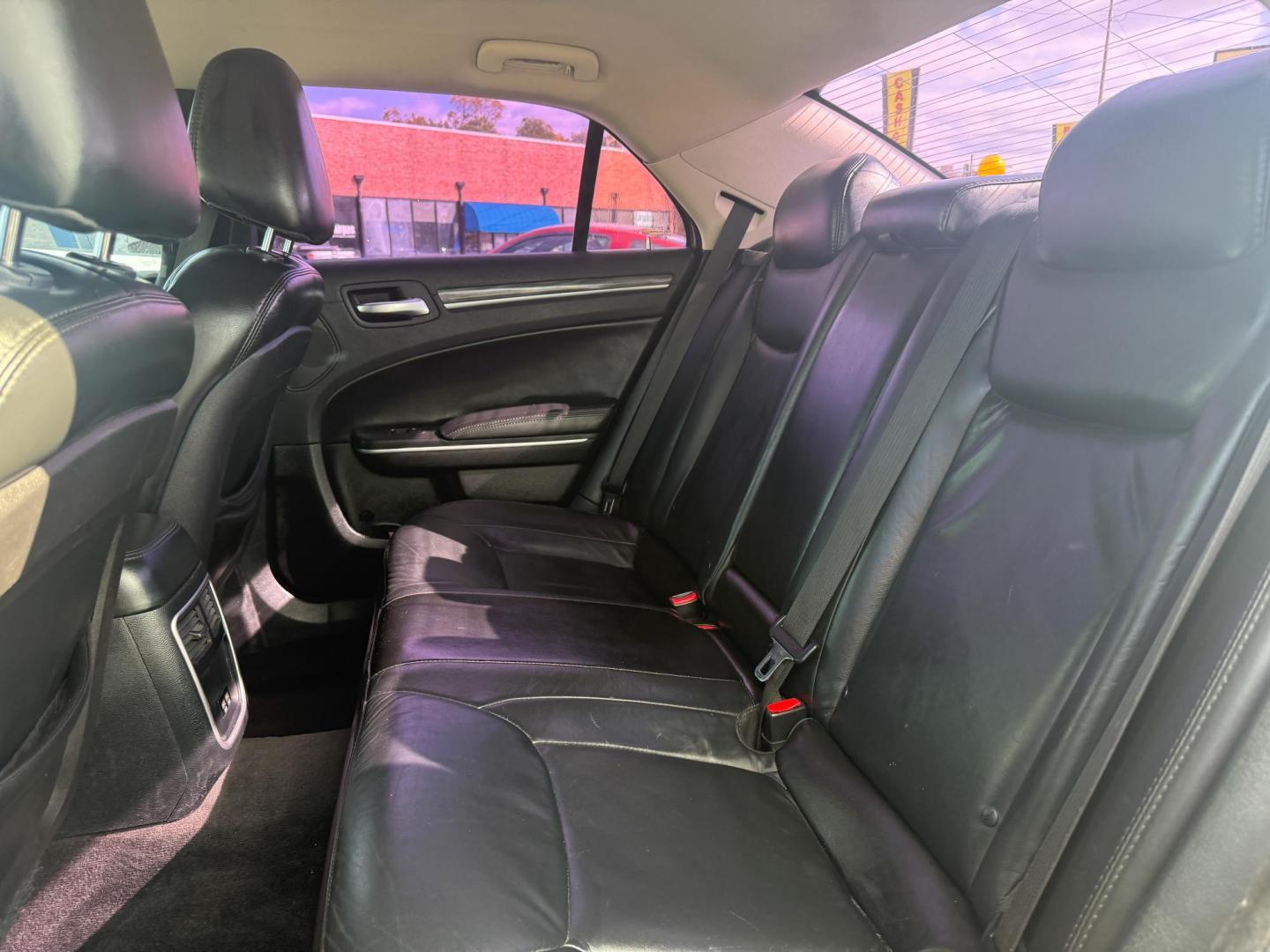 2018 Chrysler 300 Limited RWD (2C3CCAAG0JH) with an 3.6L V6 SOHC 24V engine, 8A transmission, located at 419 N 18th St., Monroe, LA, 71201, (318) 410-9250, 32.514370, -92.105133 - Photo#4