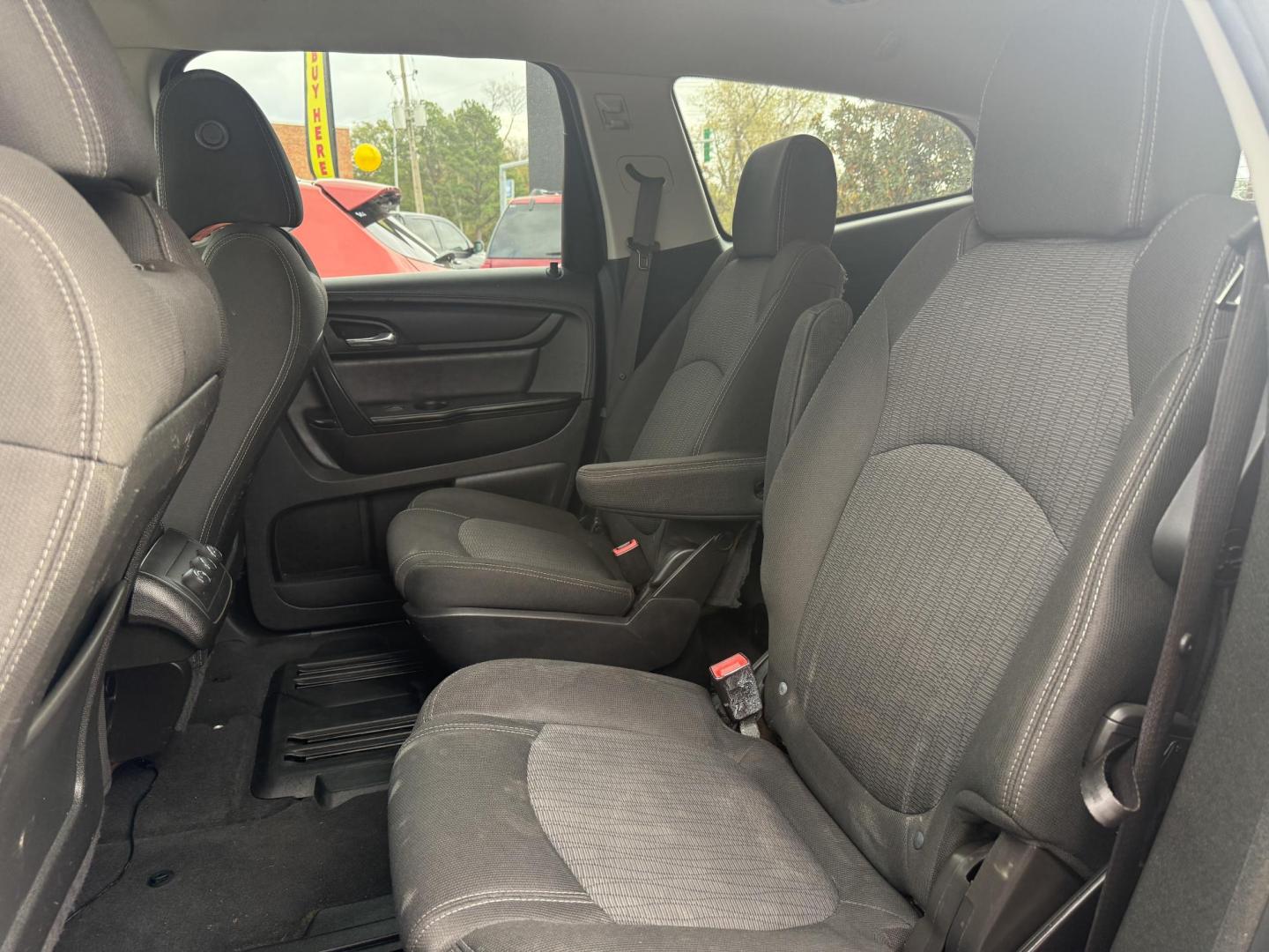 2017 Chevrolet Traverse 1LT FWD (1GNKRGKD9HJ) with an 3.6L V6 DOHC 24V engine, 6A transmission, located at 419 N 18th St., Monroe, LA, 71201, (318) 410-9250, 32.514370, -92.105133 - Photo#4