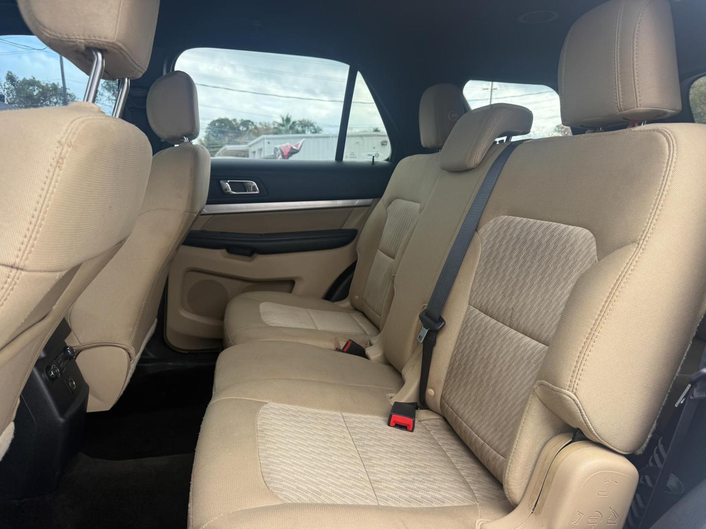 2017 Ford Explorer Base FWD (1FM5K7B88HG) with an 3.5L V6 DOHC 24V engine, 6A transmission, located at 419 N 18th St., Monroe, LA, 71201, (318) 410-9250, 32.514370, -92.105133 - Photo#3