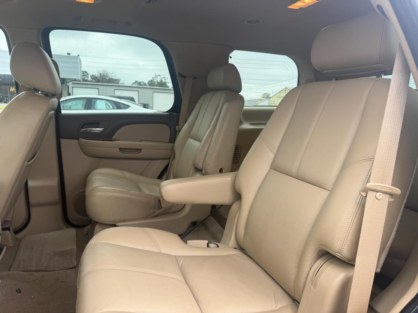 2010 Chevrolet Tahoe LT 2WD (1GNUCBE01AR) with an 5.3L V8 OHV 16V FFV engine, 6-Speed Automatic transmission, located at 419 N 18th St., Monroe, LA, 71201, (318) 410-9250, 32.514370, -92.105133 - Photo#4