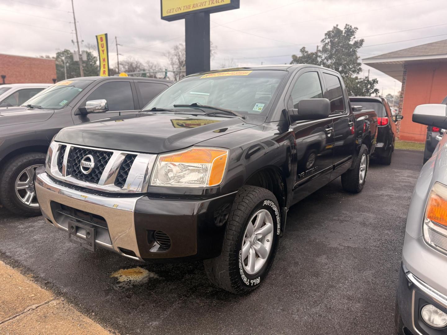 2010 Nissan Titan LE Crew Cab 2WD SWB (1N6BA0EK6AN) with an 5.6L V8 DOHC 32V FFV engine, 5-Speed Automatic transmission, located at 419 N 18th St., Monroe, LA, 71201, (318) 410-9250, 32.514370, -92.105133 - Photo#0