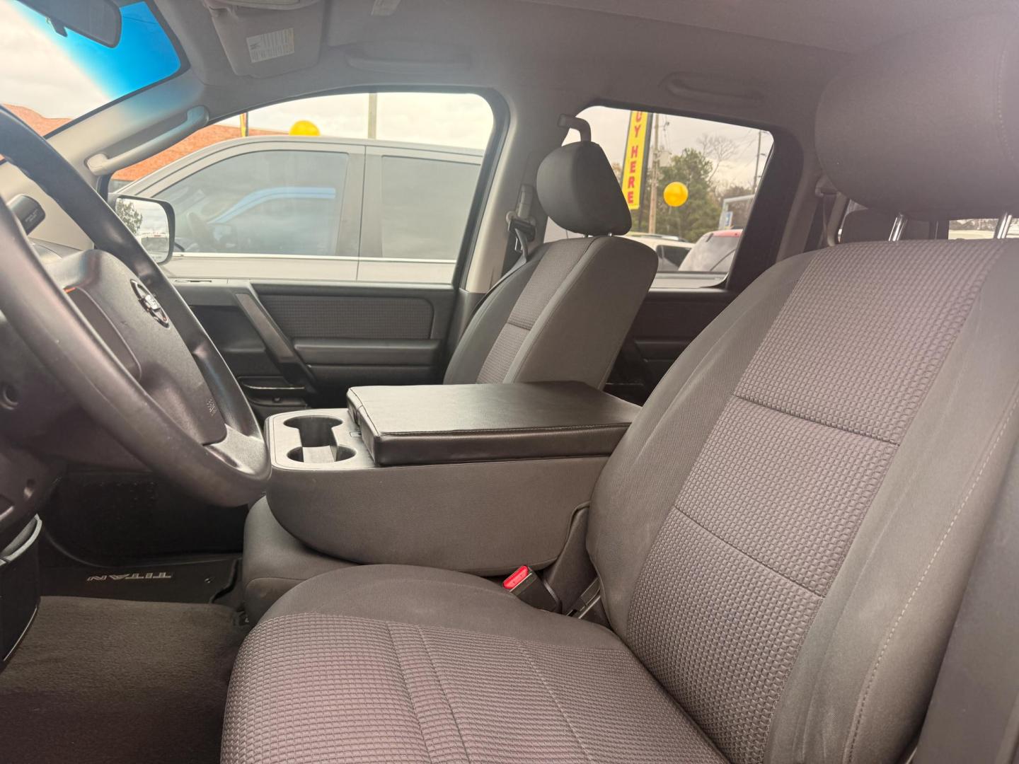 2010 Nissan Titan LE Crew Cab 2WD SWB (1N6BA0EK6AN) with an 5.6L V8 DOHC 32V FFV engine, 5-Speed Automatic transmission, located at 419 N 18th St., Monroe, LA, 71201, (318) 410-9250, 32.514370, -92.105133 - Photo#2