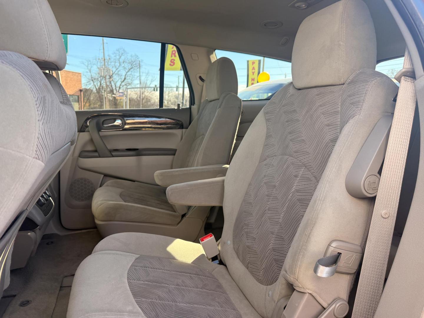 2014 Buick Enclave Convenience FWD (5GAKRAKD6EJ) with an 3.6L V6 DOHC 24V engine, 6-Speed Automatic Overdrive transmission, located at 419 N 18th St., Monroe, LA, 71201, (318) 410-9250, 32.514370, -92.105133 - Photo#4