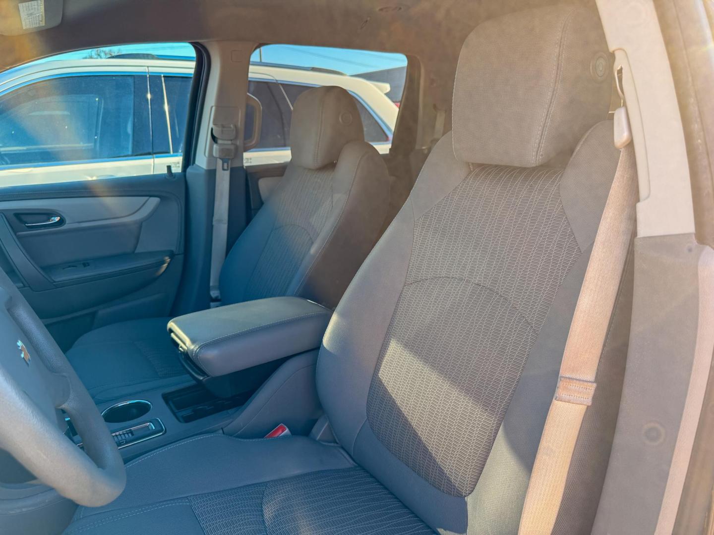 2016 Chevrolet Traverse LS FWD w/PDC (1GNKRFED8GJ) with an 3.6L V6 DOHC 24V engine, 6A transmission, located at 419 N 18th St., Monroe, LA, 71201, (318) 410-9250, 32.514370, -92.105133 - Photo#2