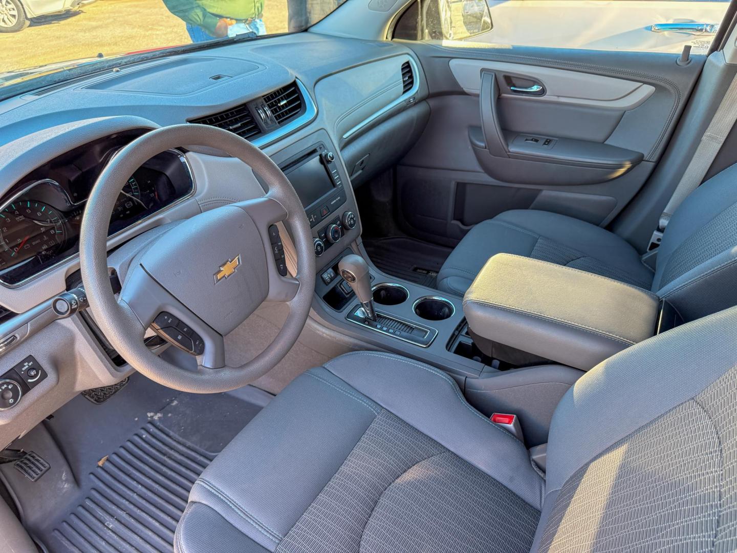 2016 Chevrolet Traverse LS FWD w/PDC (1GNKRFED8GJ) with an 3.6L V6 DOHC 24V engine, 6A transmission, located at 419 N 18th St., Monroe, LA, 71201, (318) 410-9250, 32.514370, -92.105133 - Photo#3