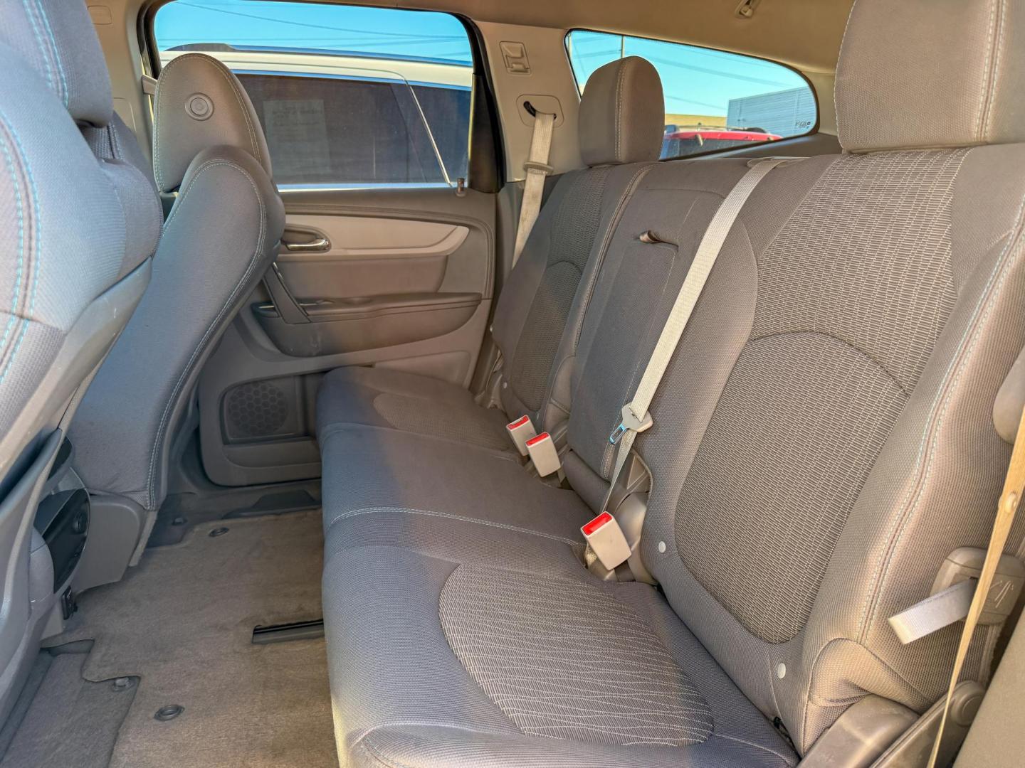 2016 Chevrolet Traverse LS FWD w/PDC (1GNKRFED8GJ) with an 3.6L V6 DOHC 24V engine, 6A transmission, located at 419 N 18th St., Monroe, LA, 71201, (318) 410-9250, 32.514370, -92.105133 - Photo#4