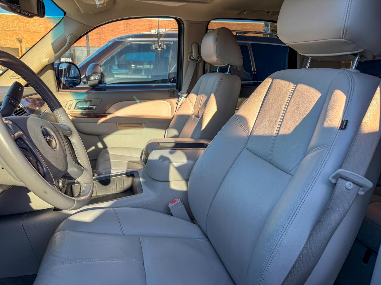 2010 GMC Yukon SLT1 2WD (1GKUCCE01AR) with an 5.3L V8 OHV 16V FFV engine, 4-Speed Automatic transmission, located at 419 N 18th St., Monroe, LA, 71201, (318) 410-9250, 32.514370, -92.105133 - Photo#2