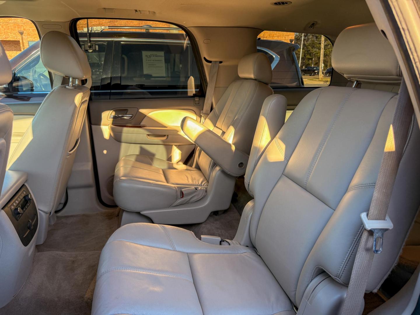 2010 GMC Yukon SLT1 2WD (1GKUCCE01AR) with an 5.3L V8 OHV 16V FFV engine, 4-Speed Automatic transmission, located at 419 N 18th St., Monroe, LA, 71201, (318) 410-9250, 32.514370, -92.105133 - Photo#4