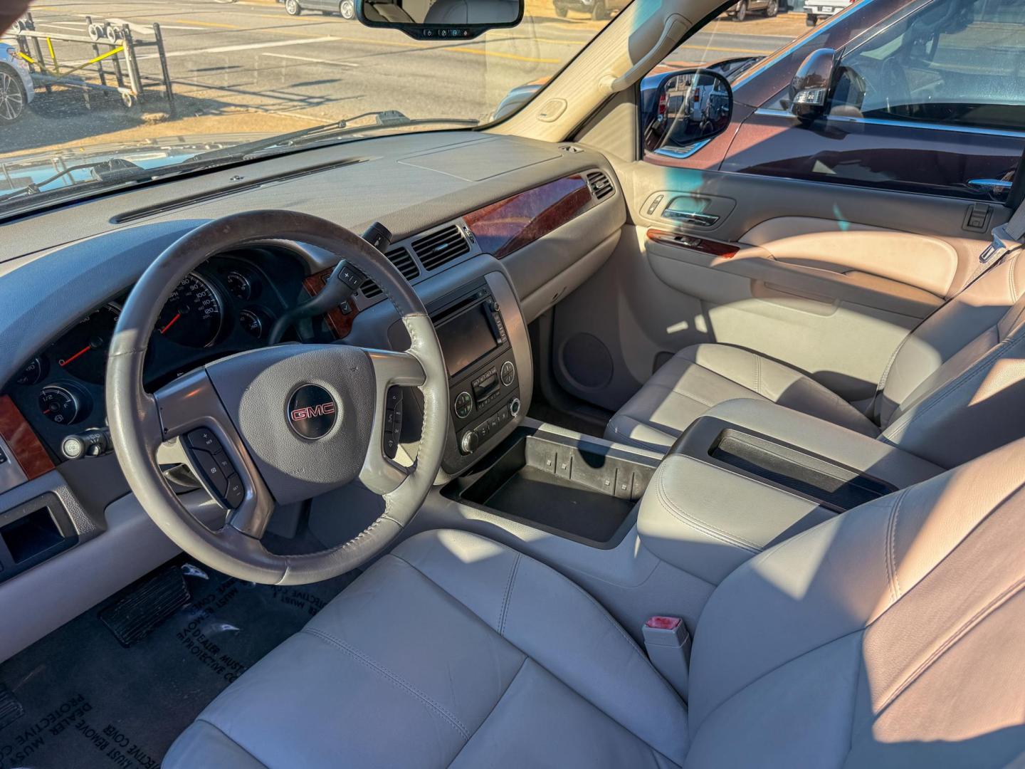 2010 GMC Yukon SLT1 2WD (1GKUCCE01AR) with an 5.3L V8 OHV 16V FFV engine, 4-Speed Automatic transmission, located at 419 N 18th St., Monroe, LA, 71201, (318) 410-9250, 32.514370, -92.105133 - Photo#3