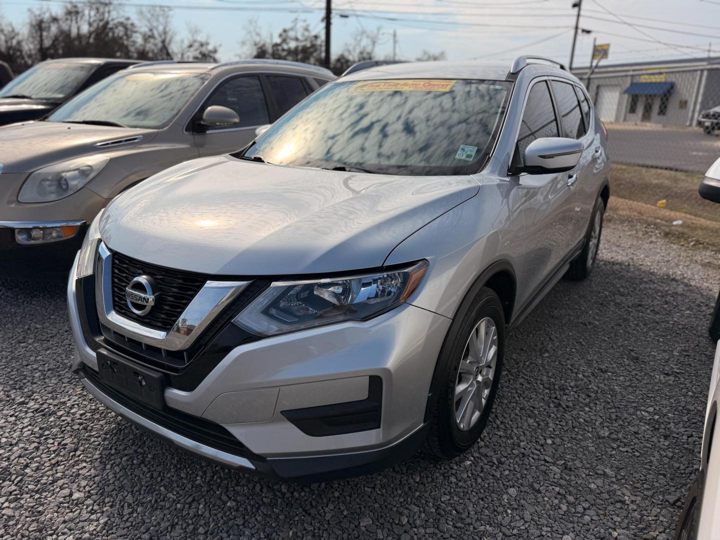 2017 Nissan Rogue SL FWD (KNMAT2MTXHP) with an 2.5L L4 DOHC 16V engine, CVT transmission, located at 419 N 18th St., Monroe, LA, 71201, (318) 410-9250, 32.514370, -92.105133 - Photo#0