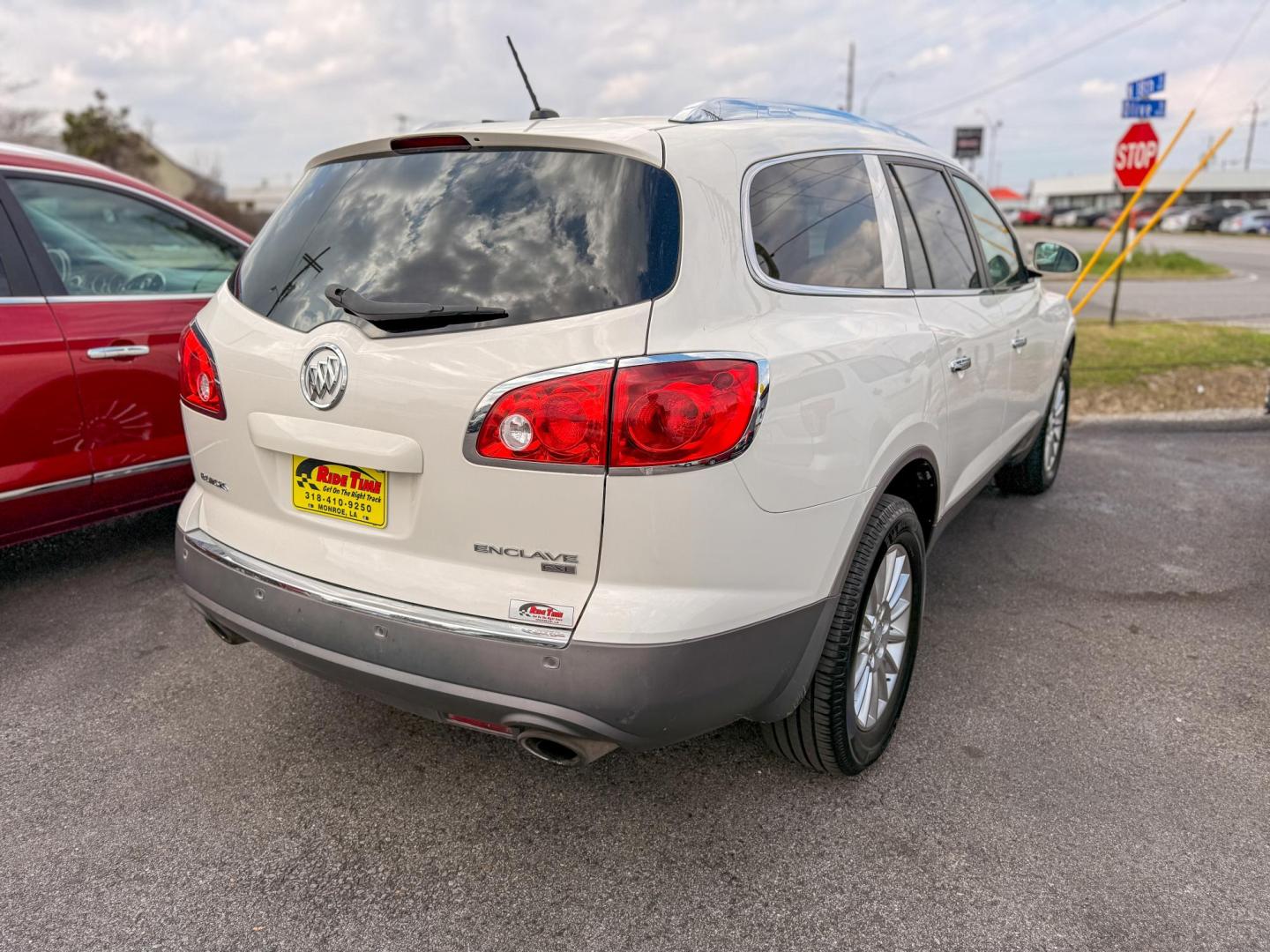 2011 Buick Enclave CXL-1 FWD (5GAKRBED8BJ) with an 3.6L V6 DOHC 24V engine, 6-Speed Automatic Overdrive transmission, located at 419 N 18th St., Monroe, LA, 71201, (318) 410-9250, 32.514370, -92.105133 - Photo#1