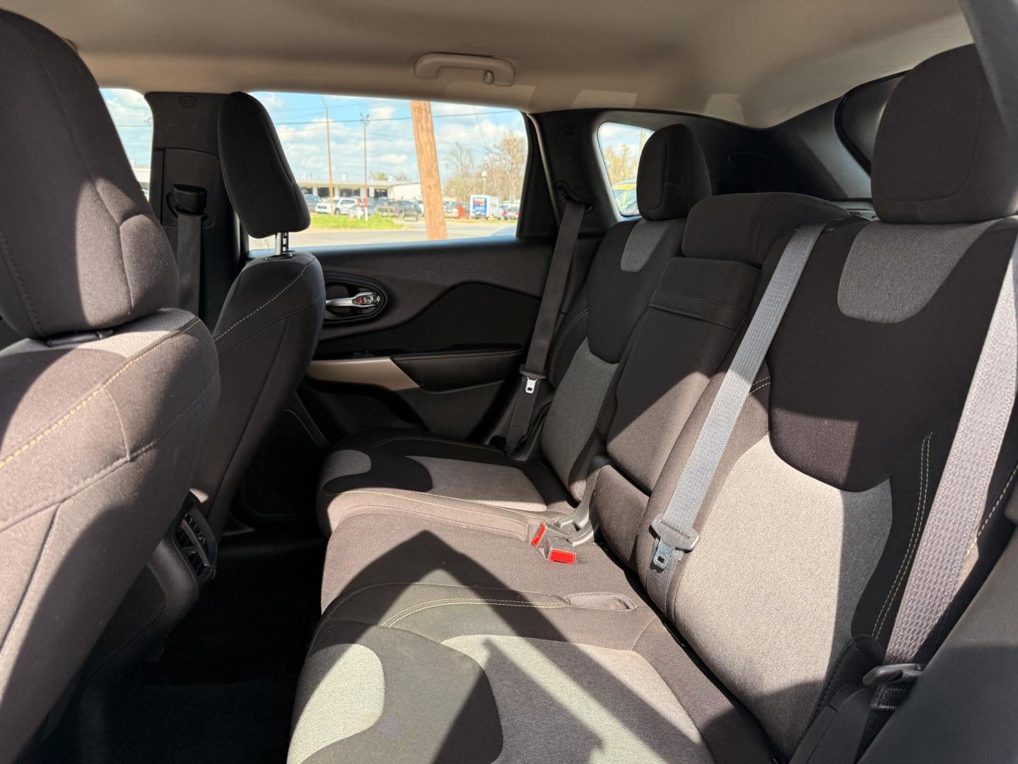 2017 Jeep Cherokee Sport FWD (1C4PJLAB2HD) with an 2.4L L4 DOHC 16V engine, 9A transmission, located at 419 N 18th St., Monroe, LA, 71201, (318) 410-9250, 32.514370, -92.105133 - Photo#4