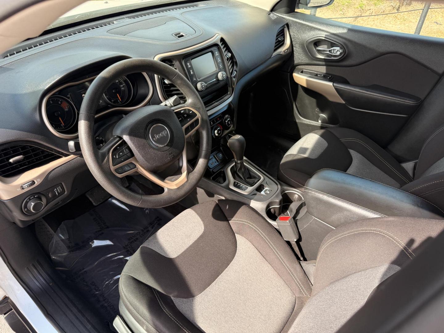 2017 Jeep Cherokee Sport FWD (1C4PJLAB2HD) with an 2.4L L4 DOHC 16V engine, 9A transmission, located at 419 N 18th St., Monroe, LA, 71201, (318) 410-9250, 32.514370, -92.105133 - Photo#3