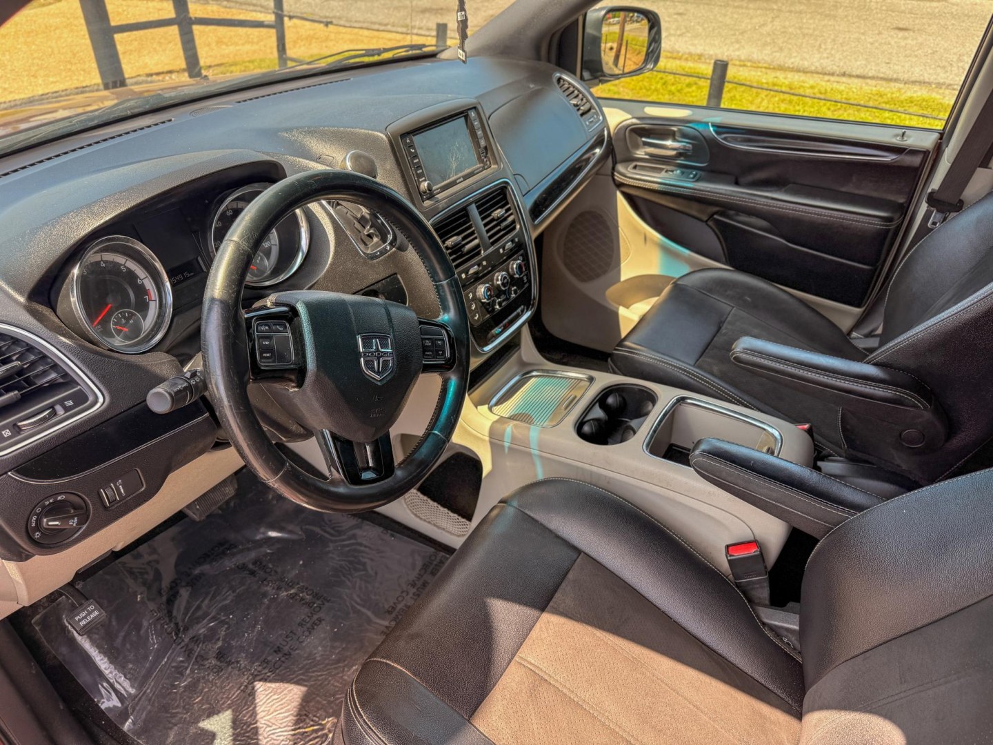 2019 Dodge Grand Caravan SXT (2C4RDGCGXKR) with an 3.6L V6 DOHC 24V engine, 6A transmission, located at 419 N 18th St., Monroe, LA, 71201, (318) 410-9250, 32.514370, -92.105133- Photo#3