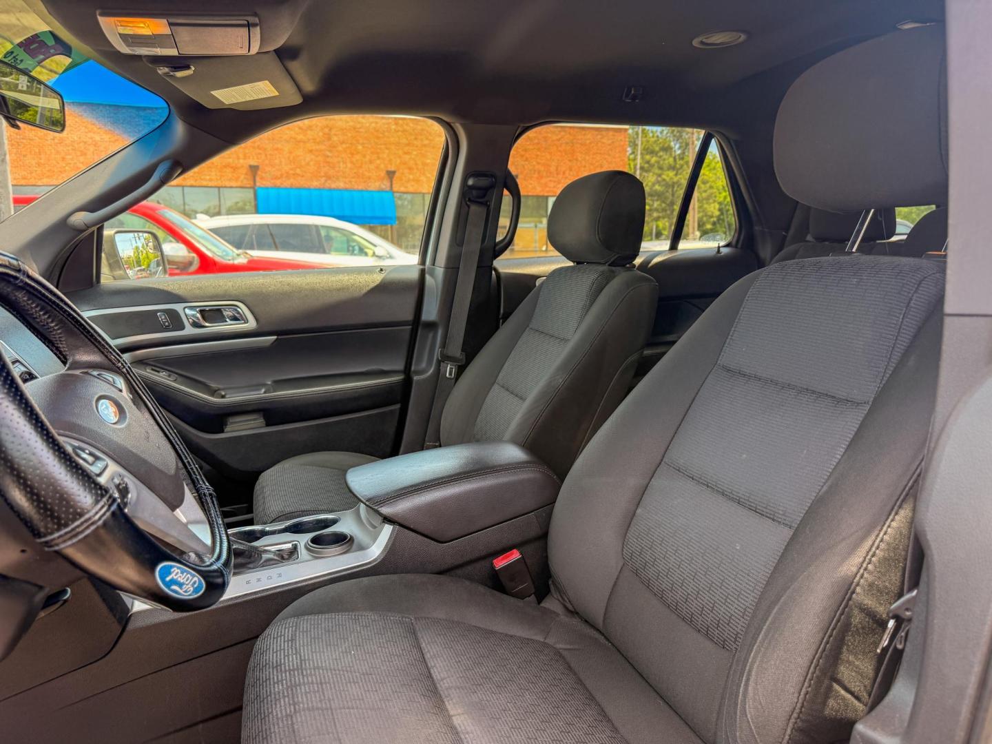 2015 Ford Explorer XLT FWD (1FM5K7D87FG) with an 3.5L V6 DOHC 24V engine, 6-Speed Automatic transmission, located at 419 N 18th St., Monroe, LA, 71201, (318) 410-9250, 32.514370, -92.105133 - Photo#2