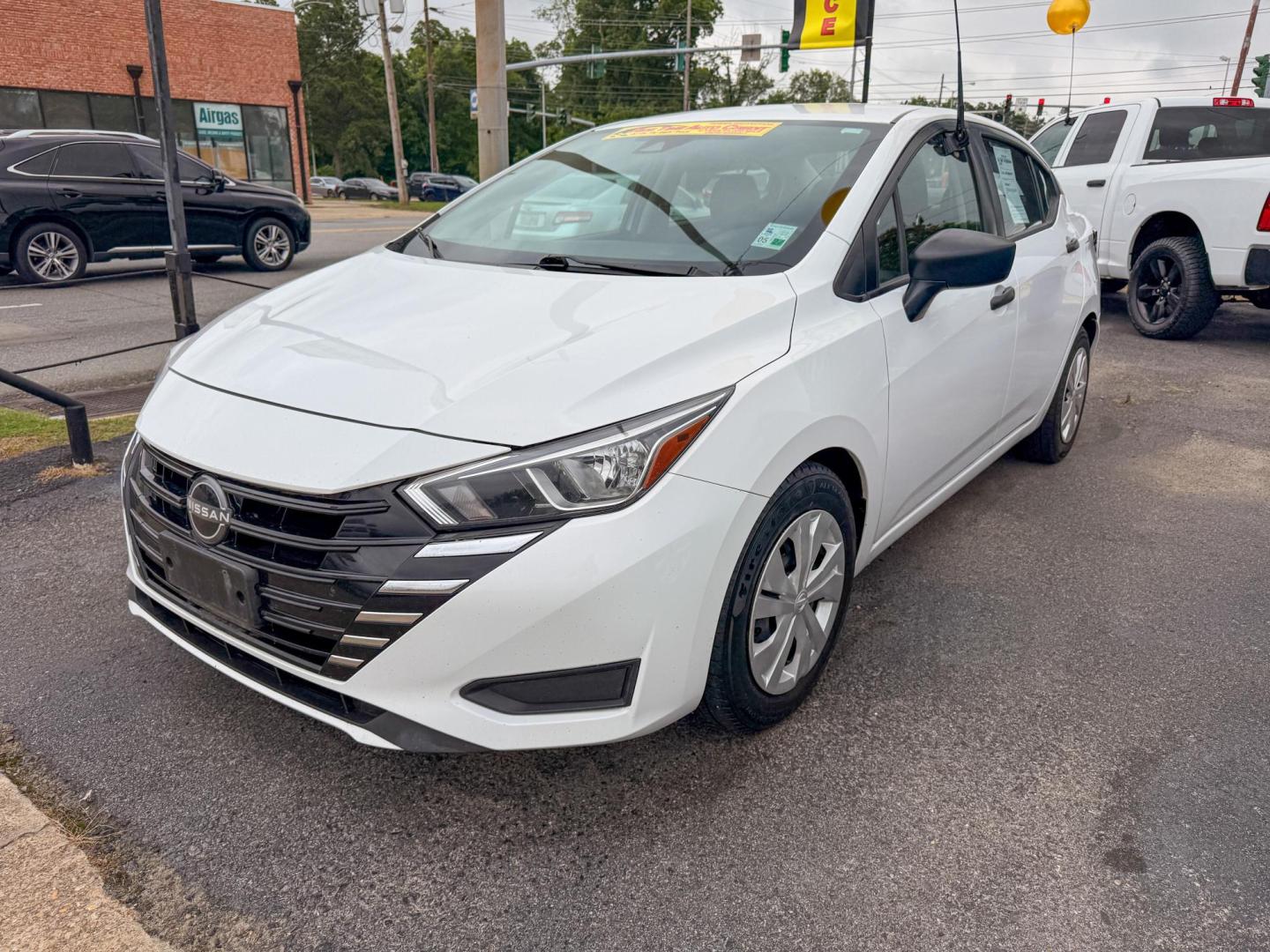 2023 Nissan Versa's photo
