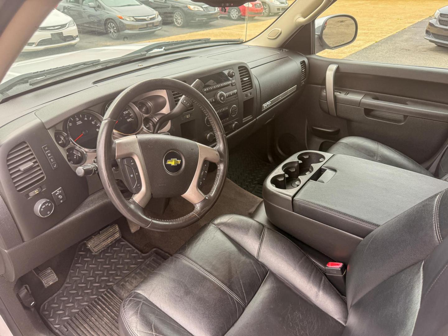 2012 Chevrolet Silverado 1500 LT Crew Cab 2WD (3GCPCSE08CG) with an 5.3L V8 OHV 16V FFV engine, 6-Speed Automatic transmission, located at 419 N 18th St., Monroe, LA, 71201, (318) 410-9250, 32.514370, -92.105133 - Photo#3