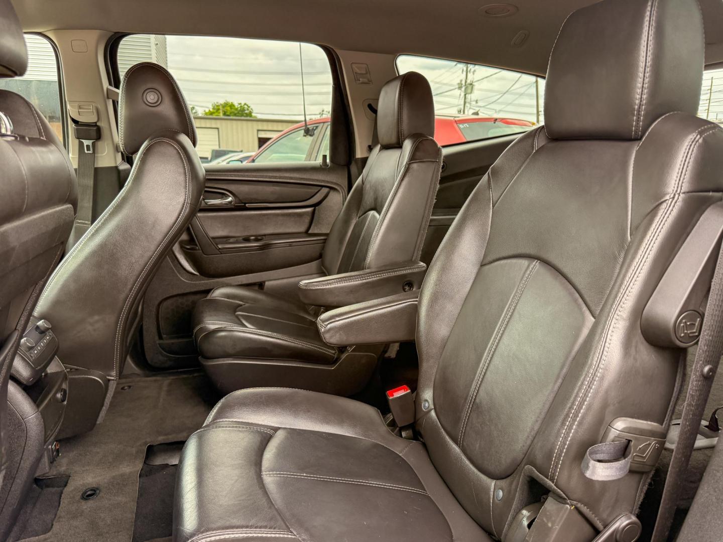 2016 Chevrolet Traverse 2LT FWD (1GNKRHKD5GJ) with an 3.6L V6 DOHC 24V engine, 6-Speed Automatic transmission, located at 419 N 18th St., Monroe, LA, 71201, (318) 410-9250, 32.514370, -92.105133 - Photo#4