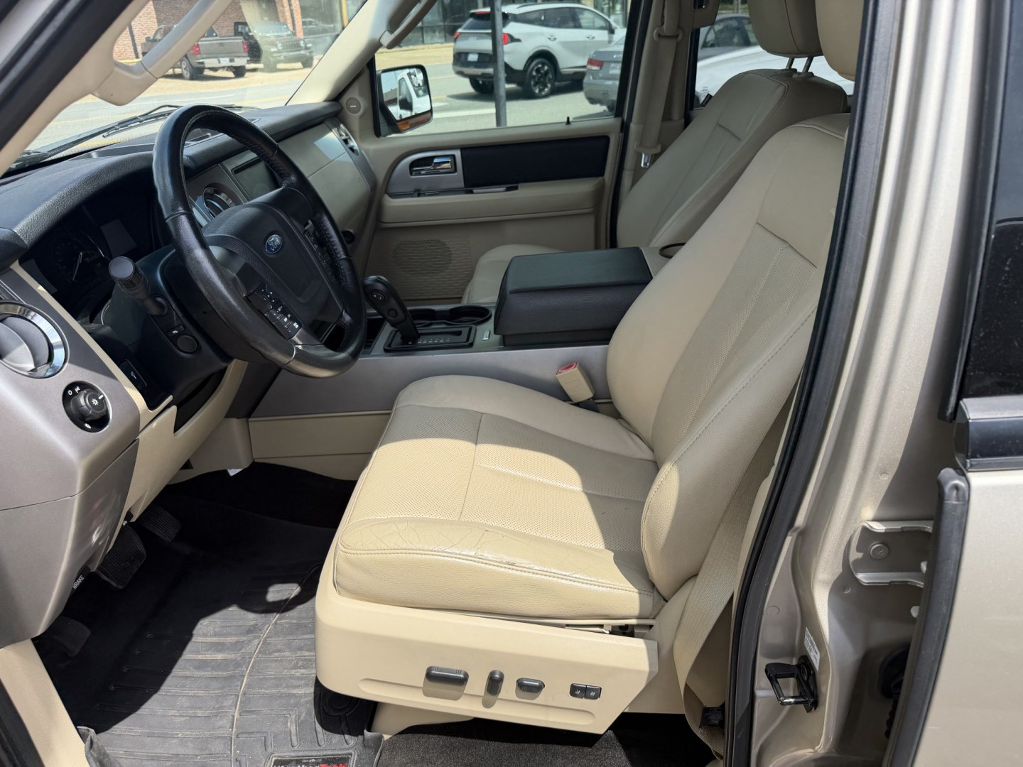 2017 Ford Expedition EL XLT 4WD (1FMJK1JT6HE) with an 3.5L V6 DOHC 24V FFV engine, 6A transmission, located at 419 N 18th St., Monroe, LA, 71201, (318) 410-9250, 32.514370, -92.105133- Photo#1