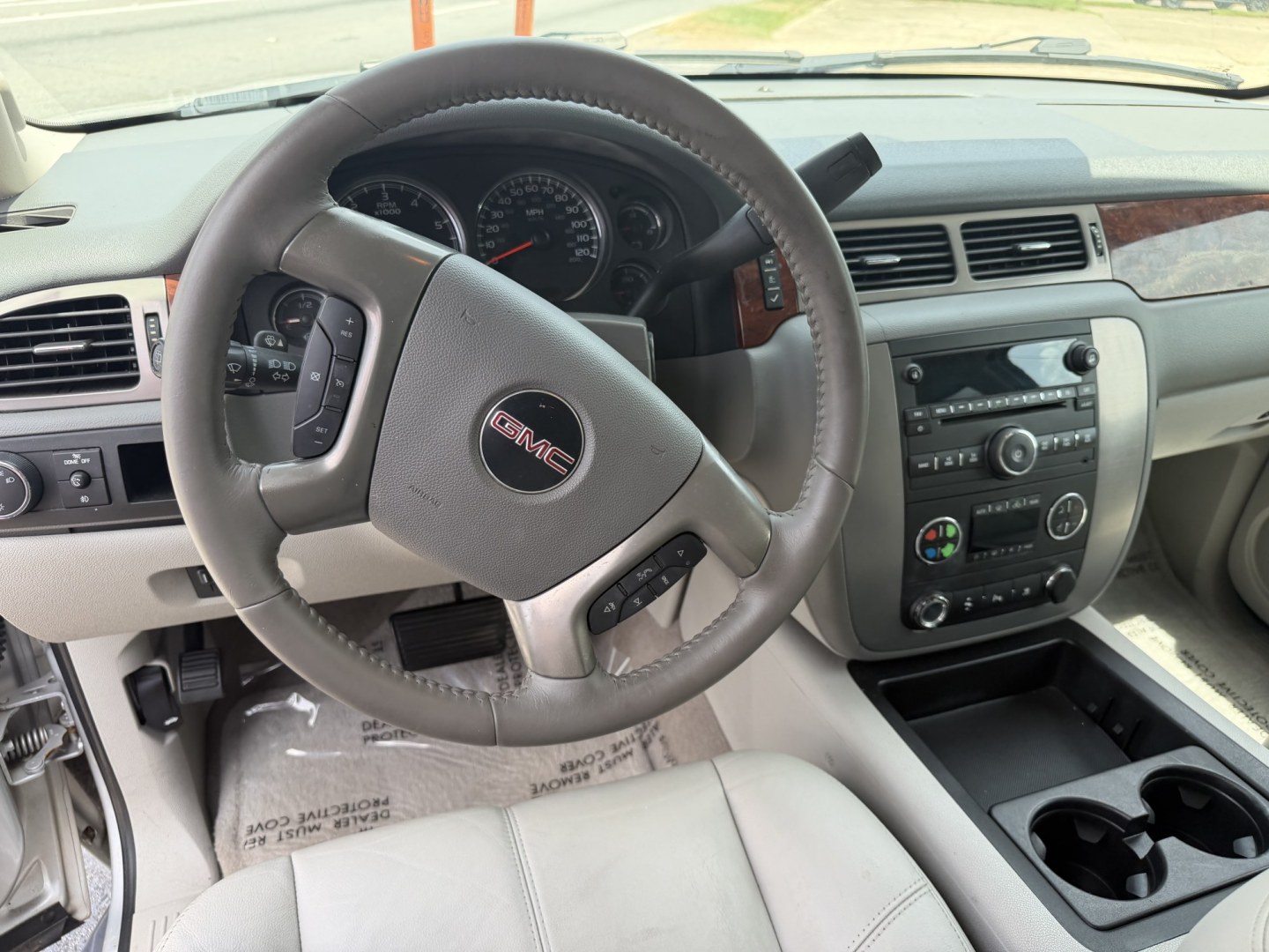 2011 GMC Yukon SLT1 2WD (1GKS1CE04BR) with an 5.3L V8 OHV 16V FFV engine, 4A transmission, located at 419 N 18th St., Monroe, LA, 71201, (318) 410-9250, 32.514370, -92.105133- Photo#2