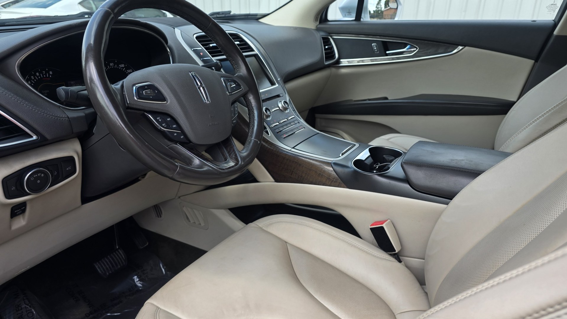 2016 Lincoln MKX Select AWD (2LMTJ8KR8GB) with an 3.7L V6 DOHC 24V engine, 6A transmission, located at 419 N 18th St., Monroe, LA, 71201, (318) 410-9250, 32.514370, -92.105133- Photo#4