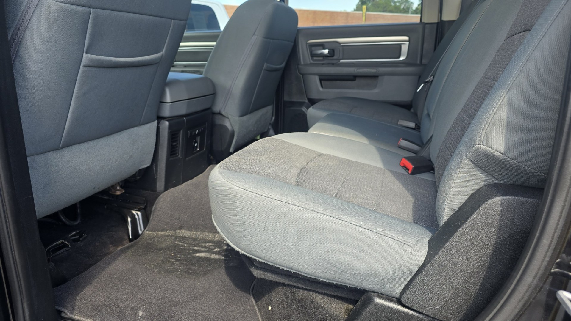 2016 RAM 1500 SLT Crew Cab SWB 4WD (1C6RR7LG9GS) with an 3.6L V6 DOHC 24V FFV engine, 6A transmission, located at 419 N 18th St., Monroe, LA, 71201, (318) 410-9250, 32.514370, -92.105133- Photo#6